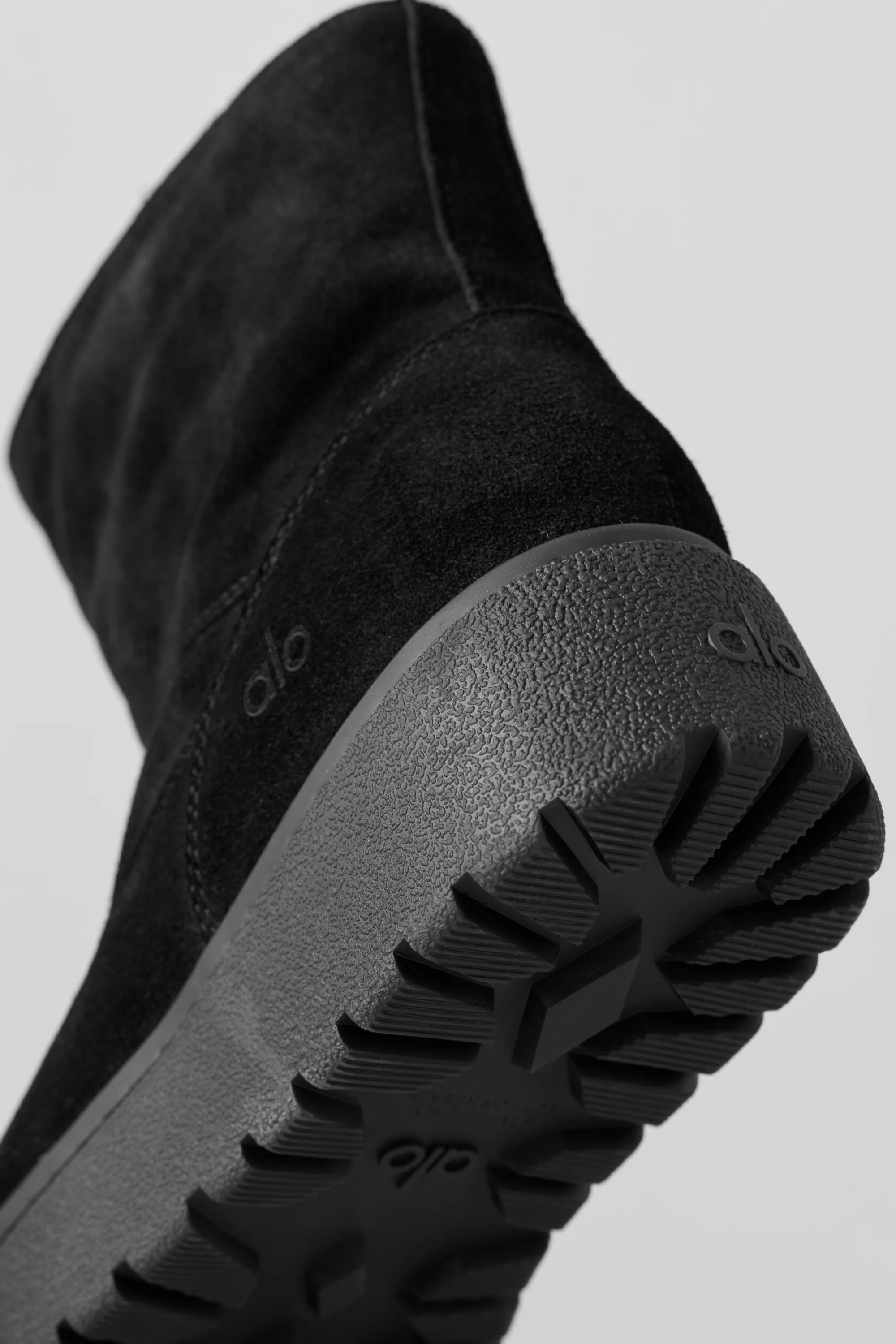 Bota ALO Malibu en Ante Negro con Cuña de Plataforma