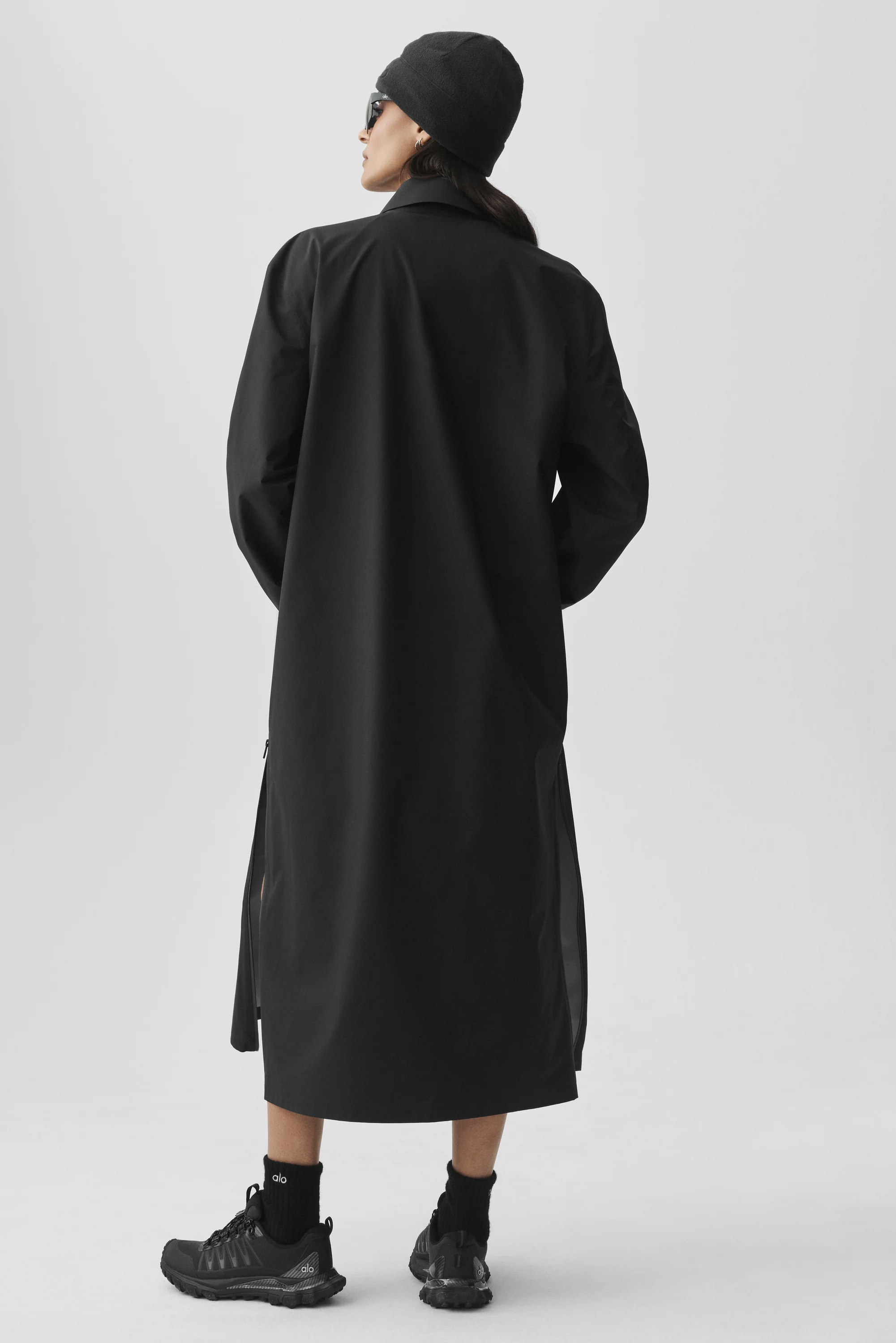 Manteau long Alpha Shell noir avec coutures thermocollées et fentes latérales