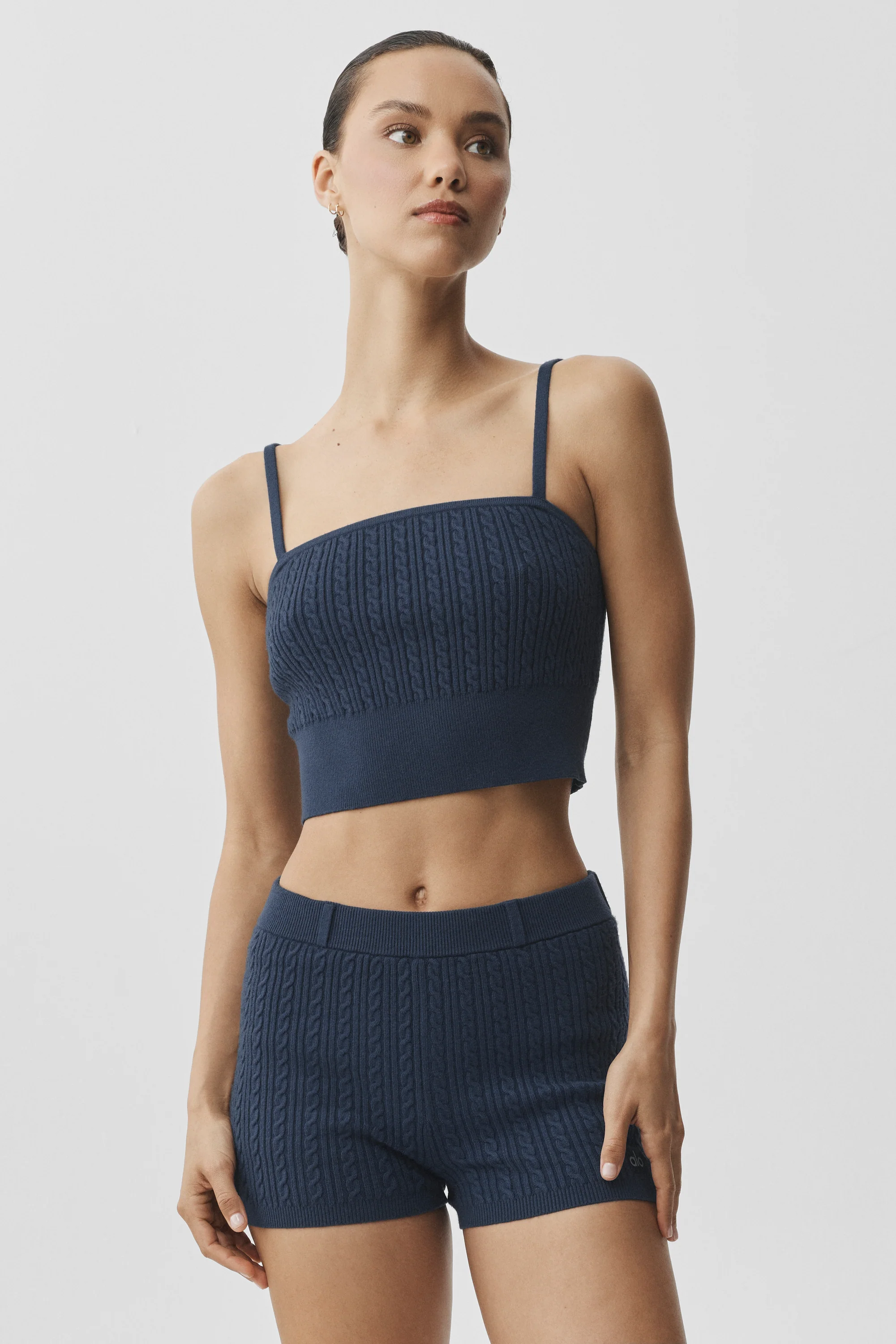Top a maglia mini con trecce blu navy, crop in maglia grossa a trecce