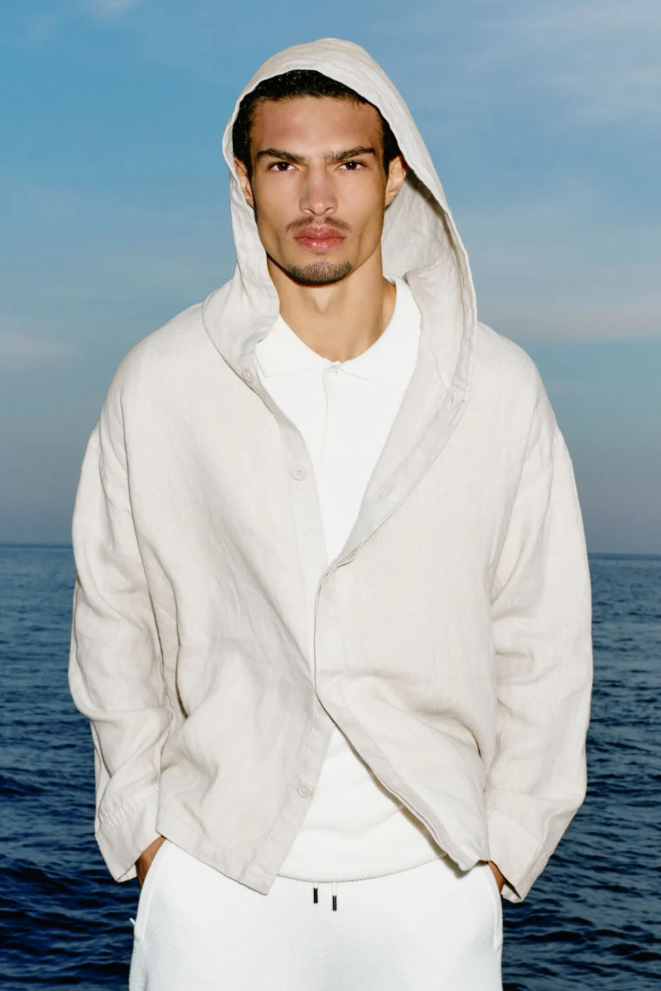 Sweat à capuche boutonné Linen Days en Bone, couche légère en lin