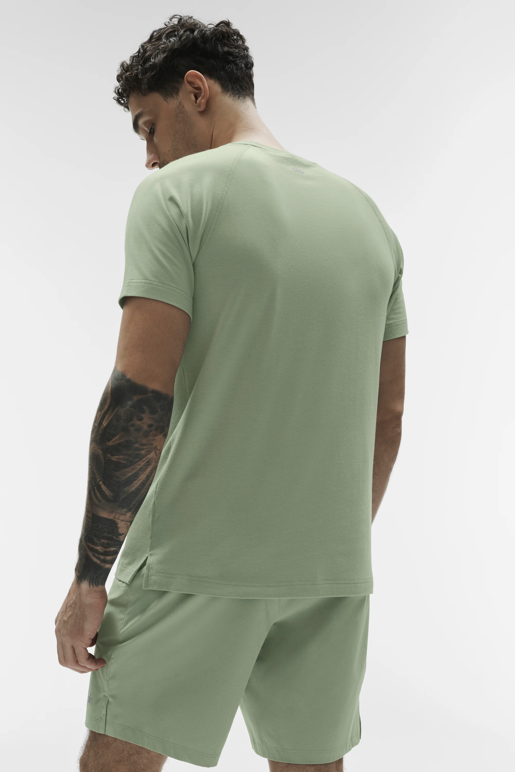 ALO Vapor Crewneck Short Sleeve Tee in Dune Grass