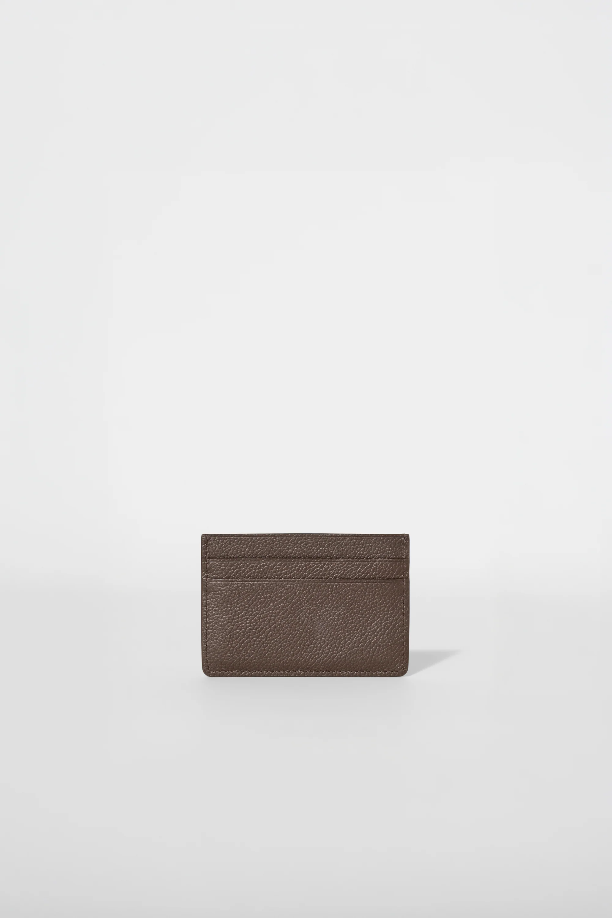 Kortfodral i espressoläder med fyra kortfack