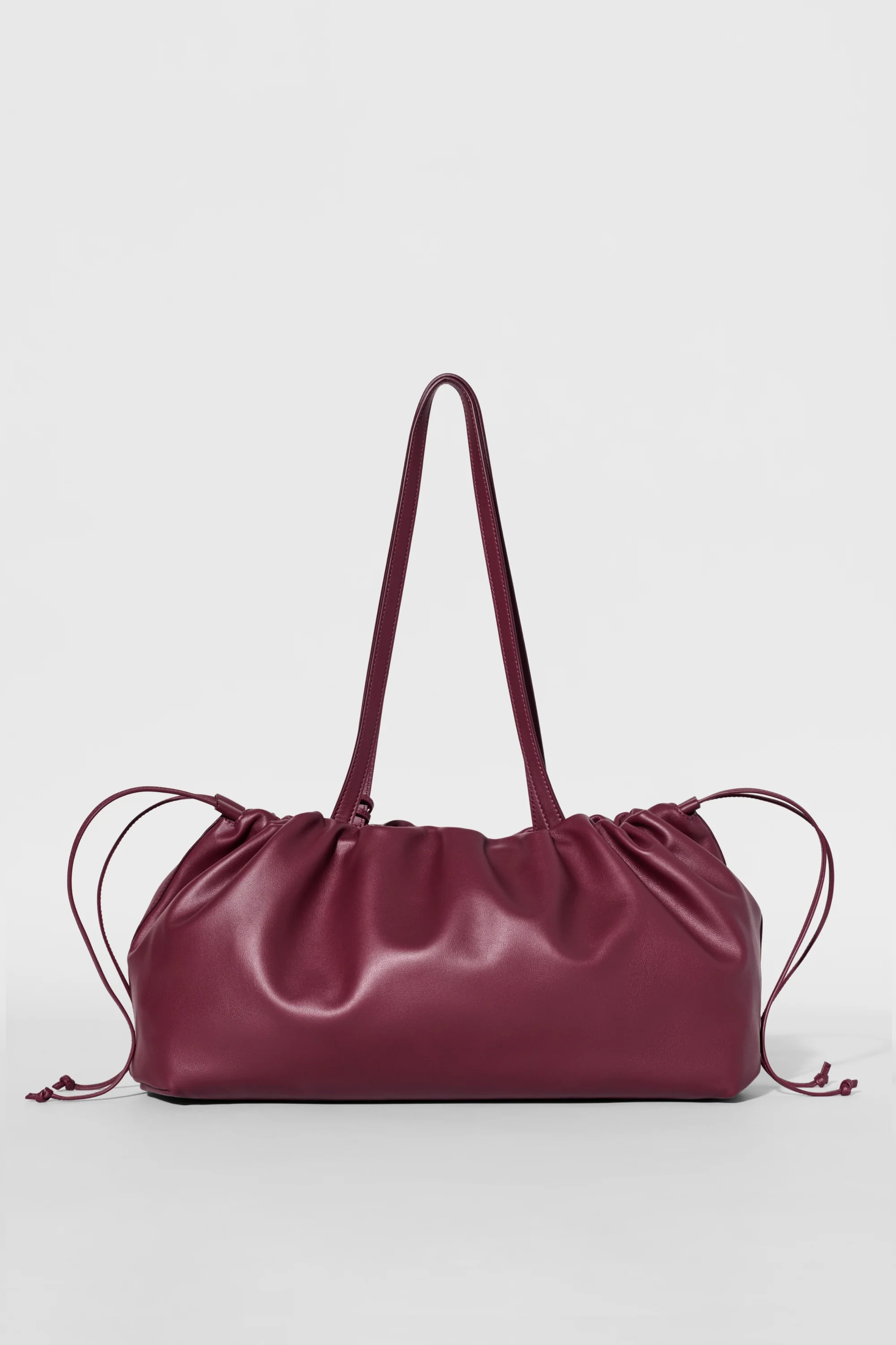 ALO Unwind Beuteltasche aus Bordeaux-Leder mit Kordelzug