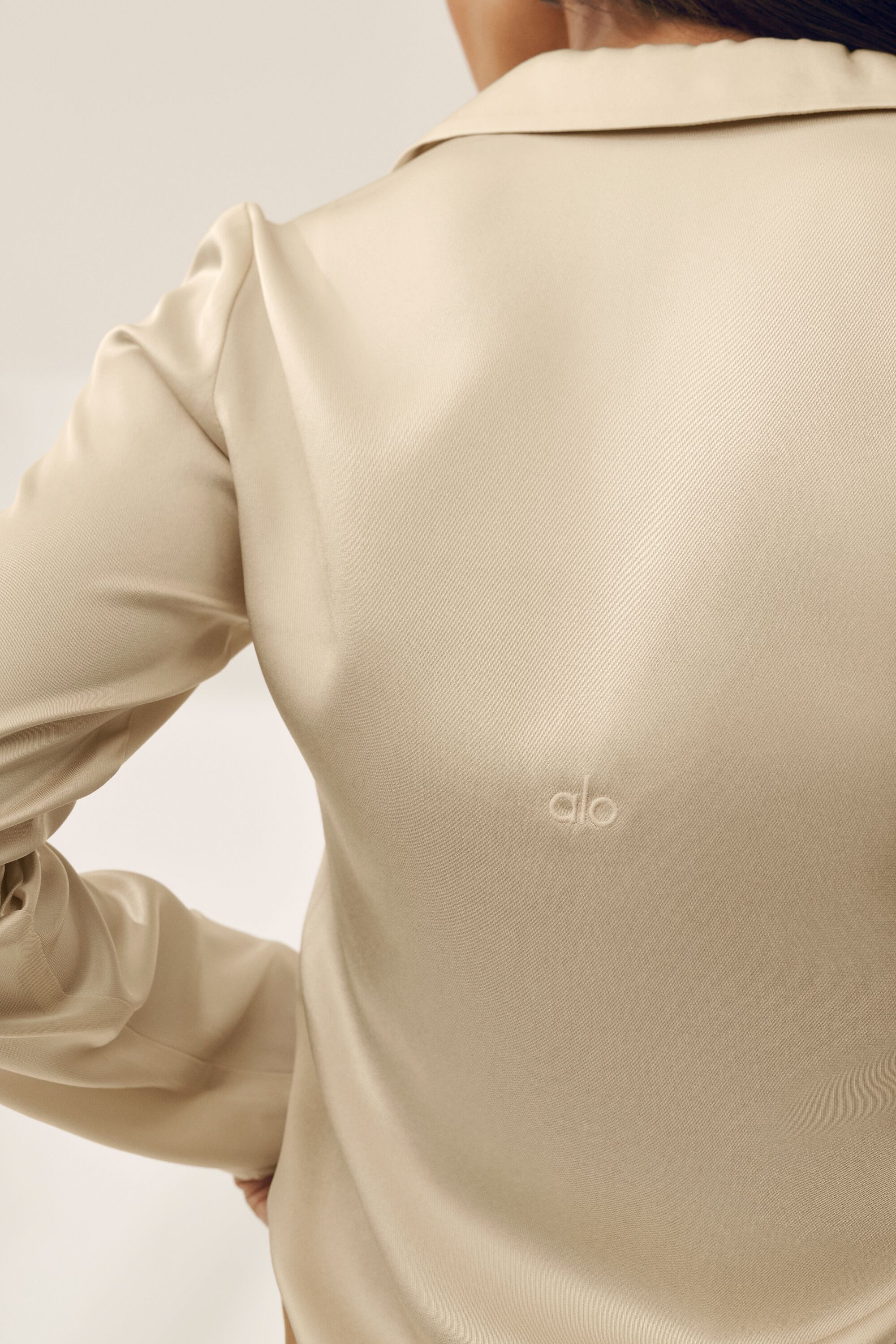 Seidenmischung Radiance Langarm-Oberteil in Sandbeige