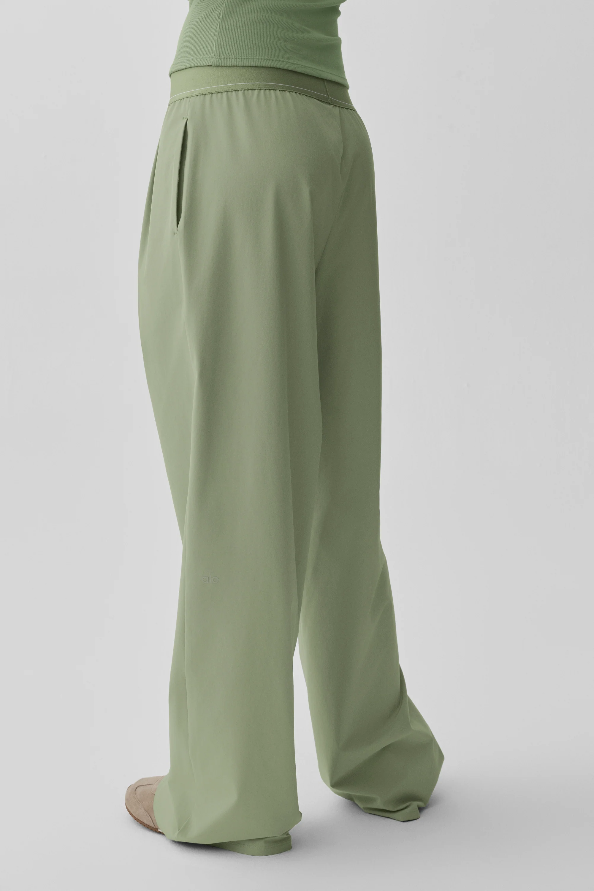 Suit Up Trouser Long in Dune Grass mit entspanntem, tailliertem Schnitt
