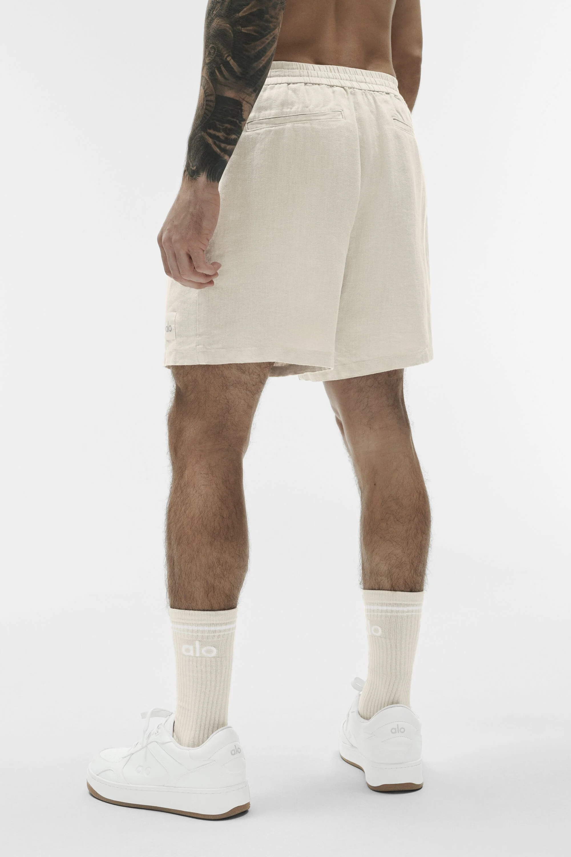 Alo Yoga 7" Linen Days short in bone voor heren