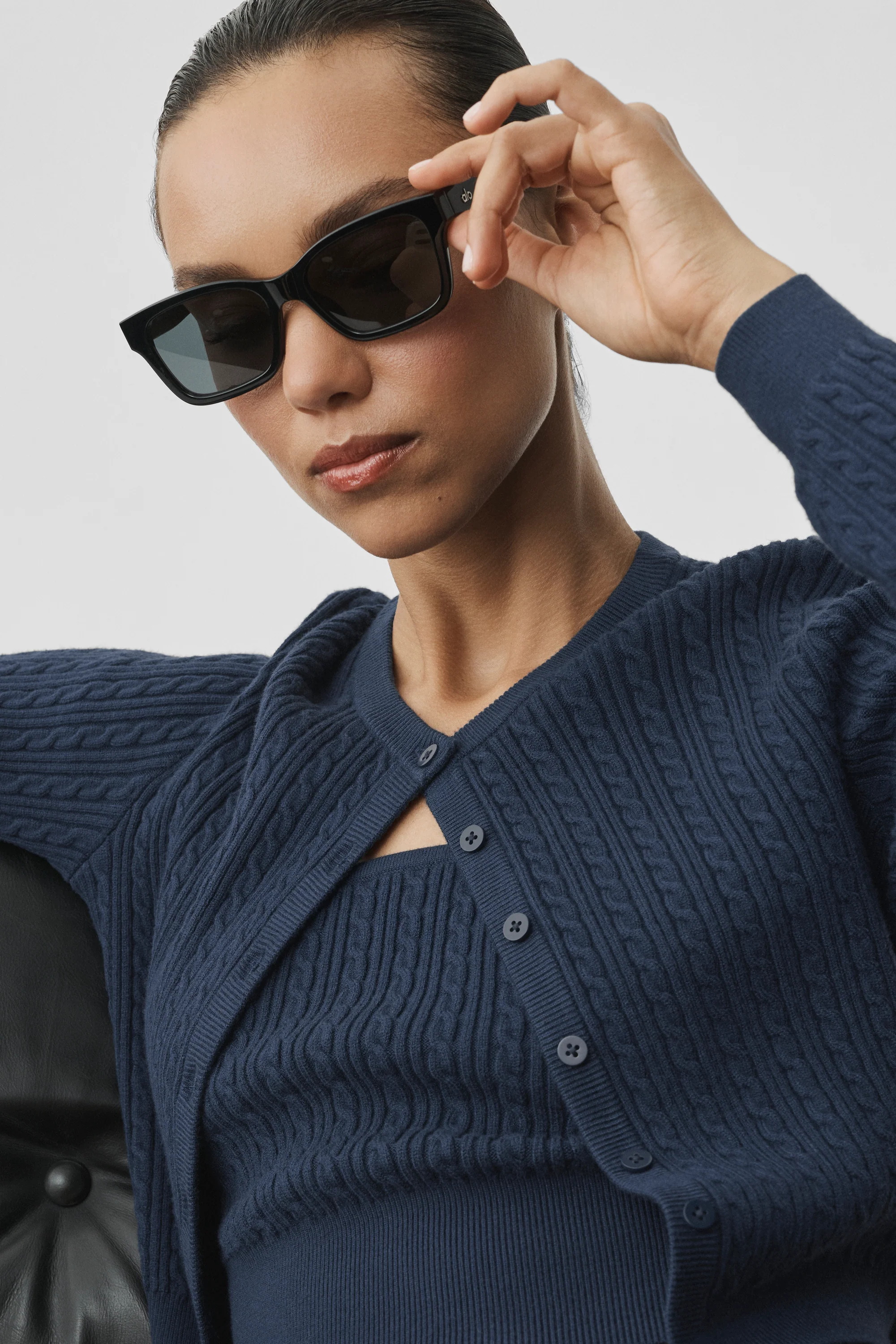 Mini Cable Strickjacke in Navy mit grober Zopfstrick-Textur