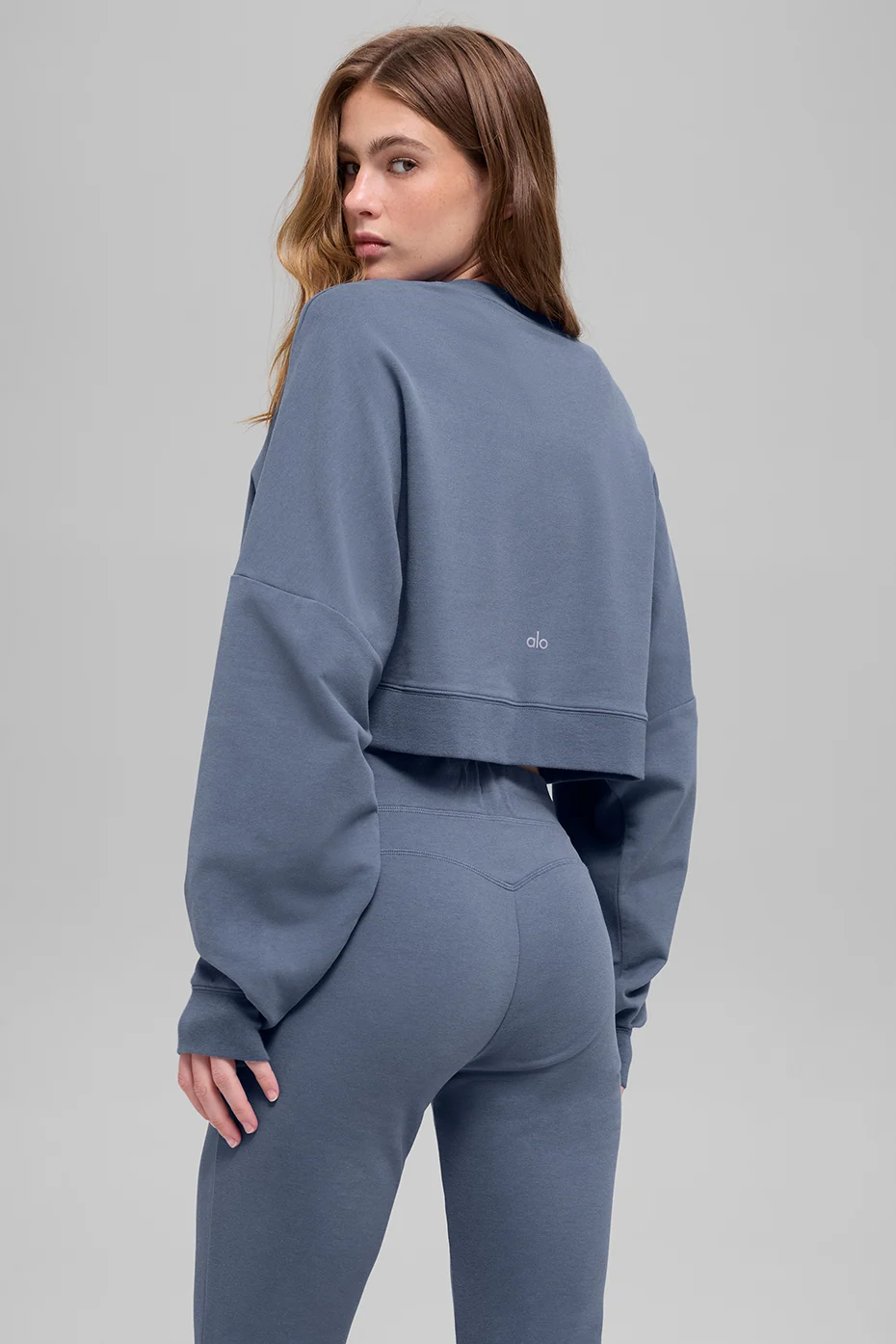 Cropped Sway Crew Neck Pullover in Bluestone