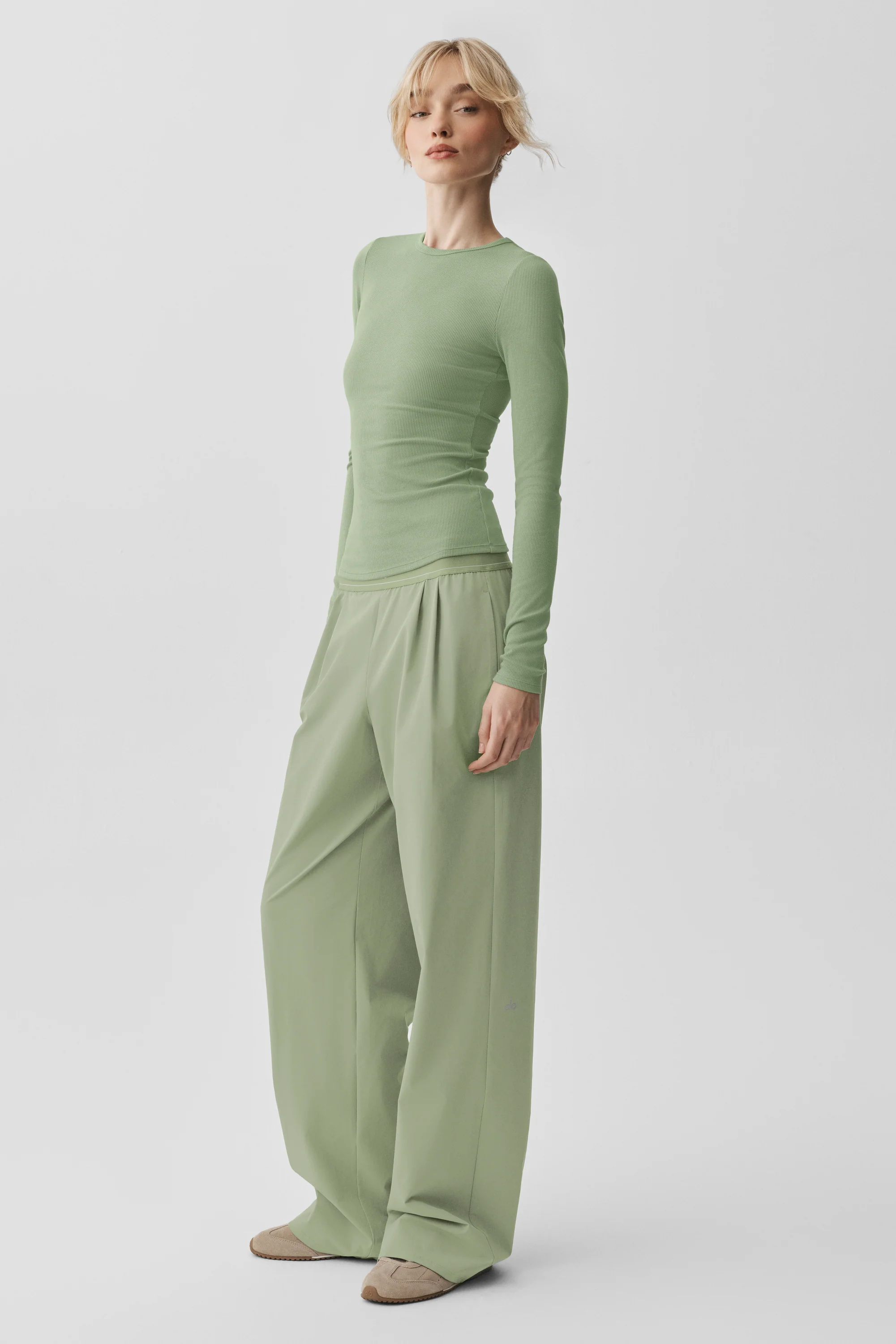 Suit Up Trouser Long in Dune Grass mit entspanntem, tailliertem Schnitt