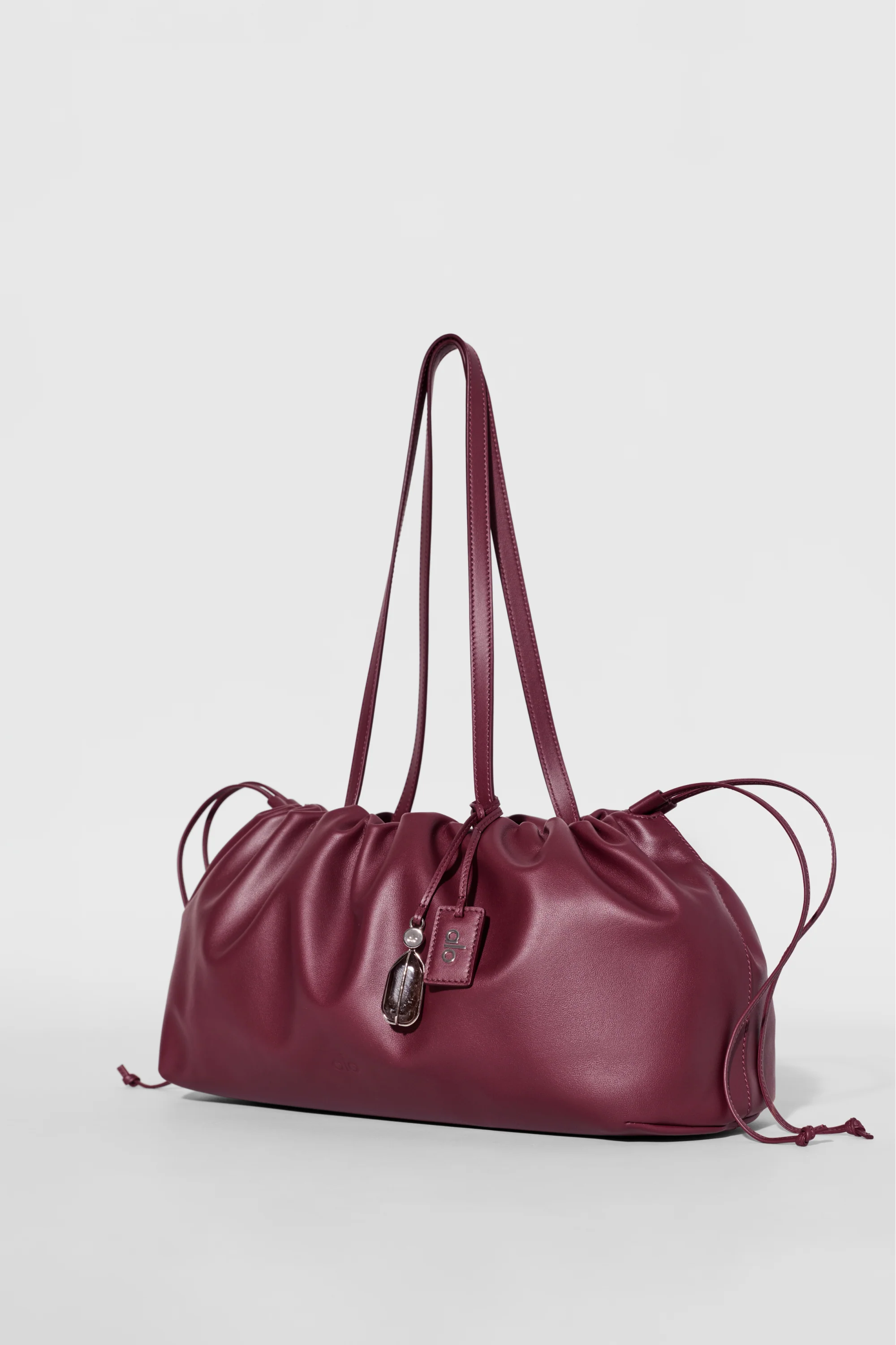 ALO Unwind Beuteltasche aus Bordeaux-Leder mit Kordelzug