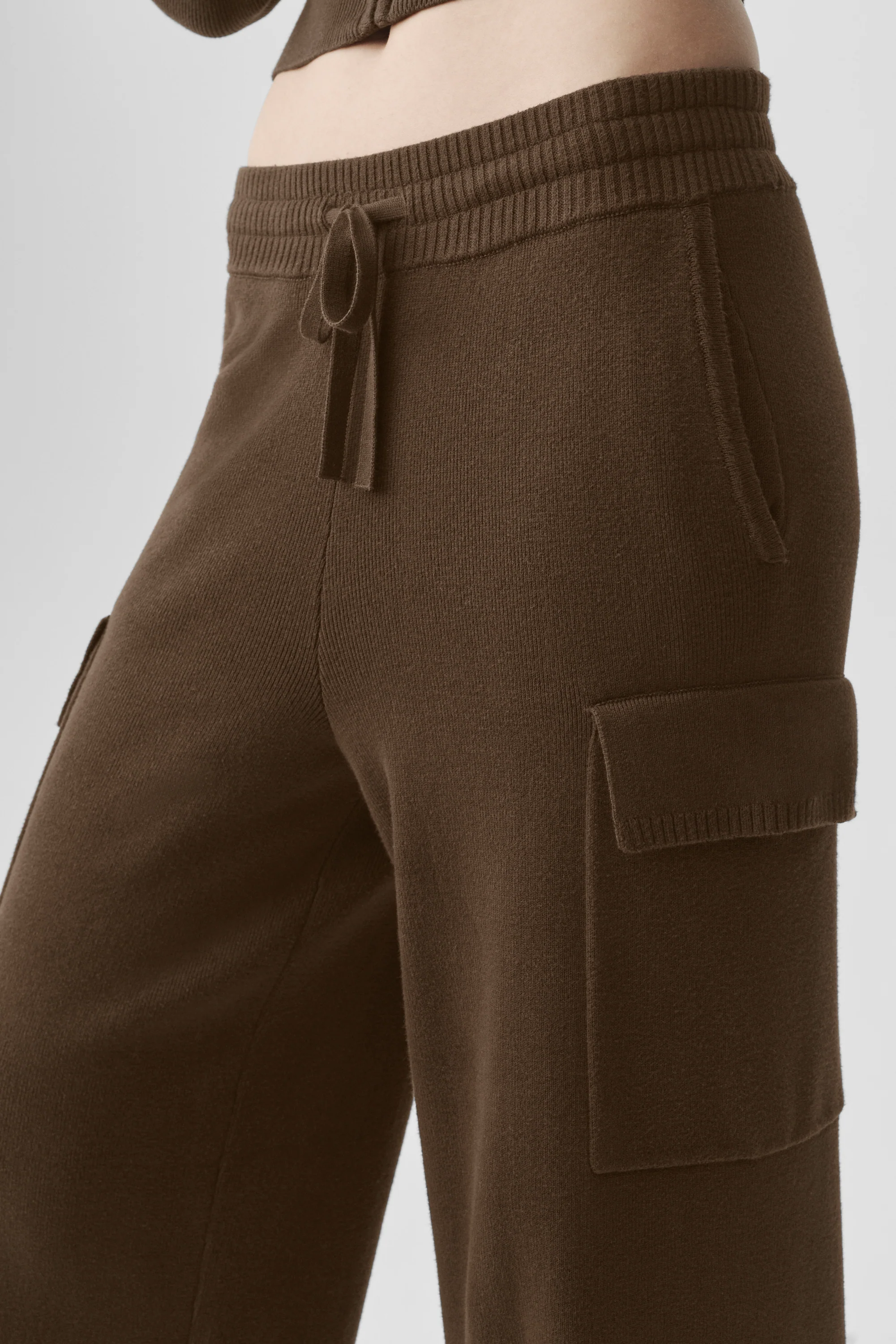 Scholar Knit High-Waist-Cargohose in Espresso