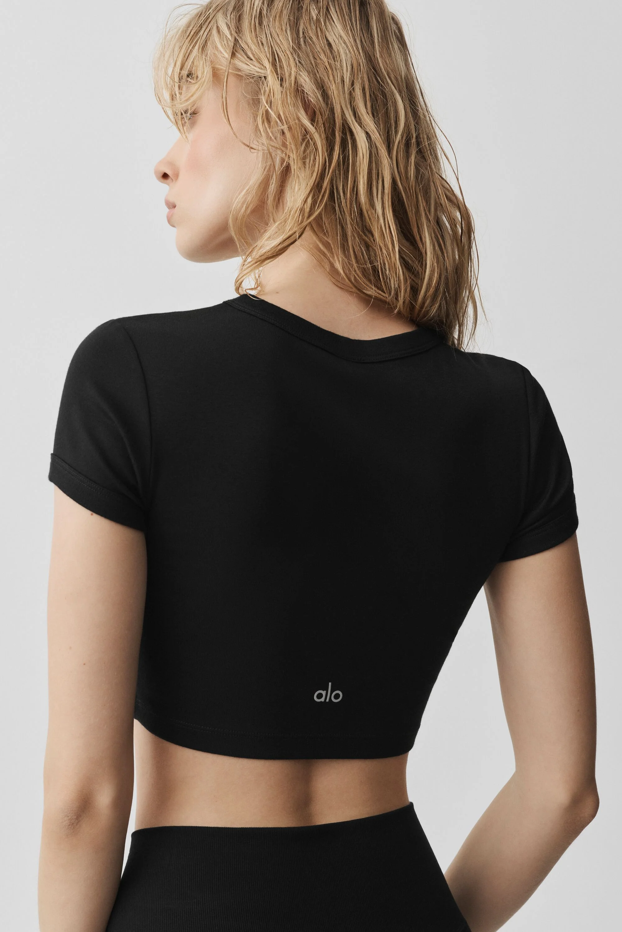 Cropped Timeless Tee in Black mit figurbetonter Cropped-Passform