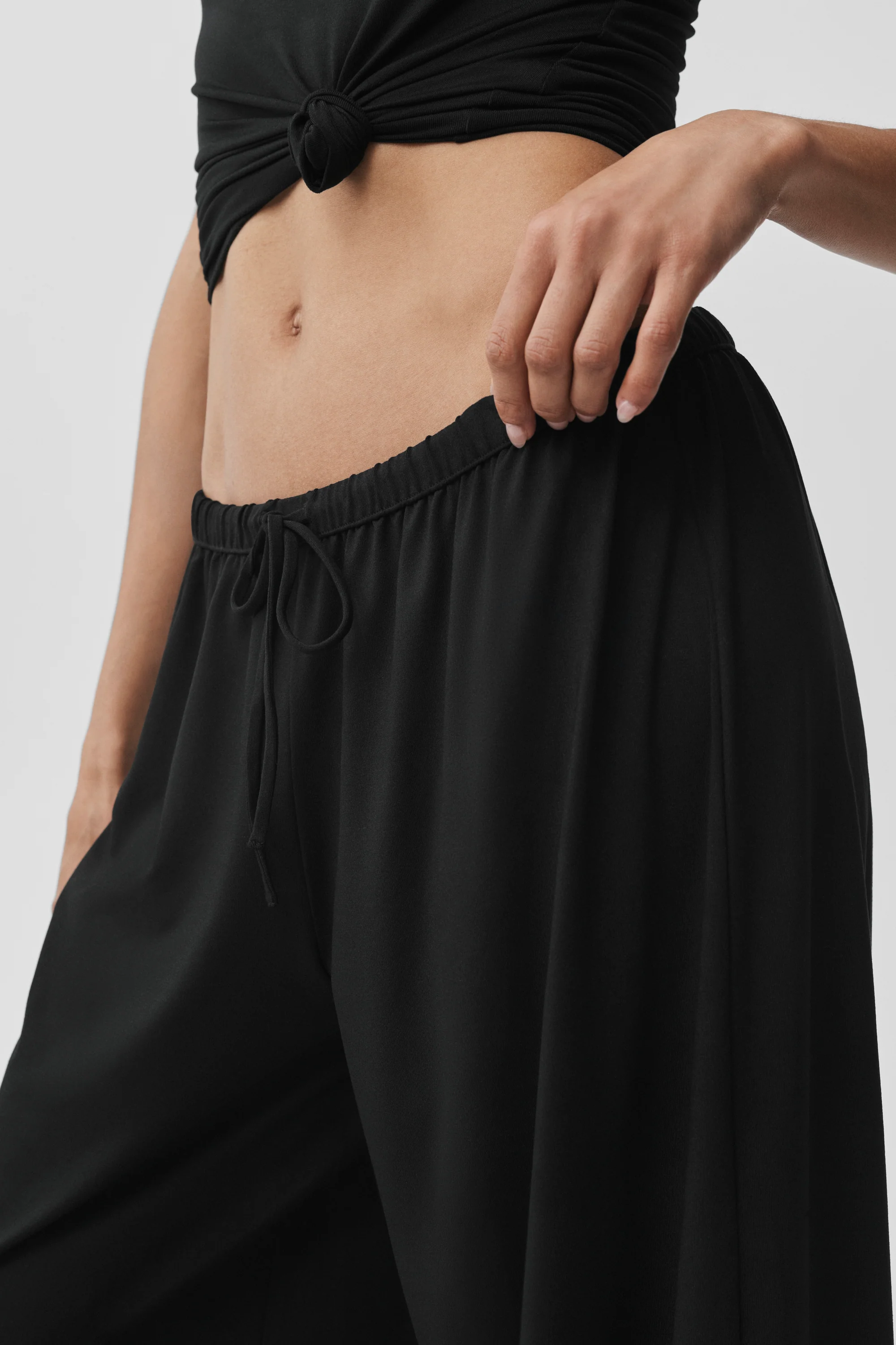 Pantaloni della tuta Alosoft Finesse a vita media e gamba ampia in nero