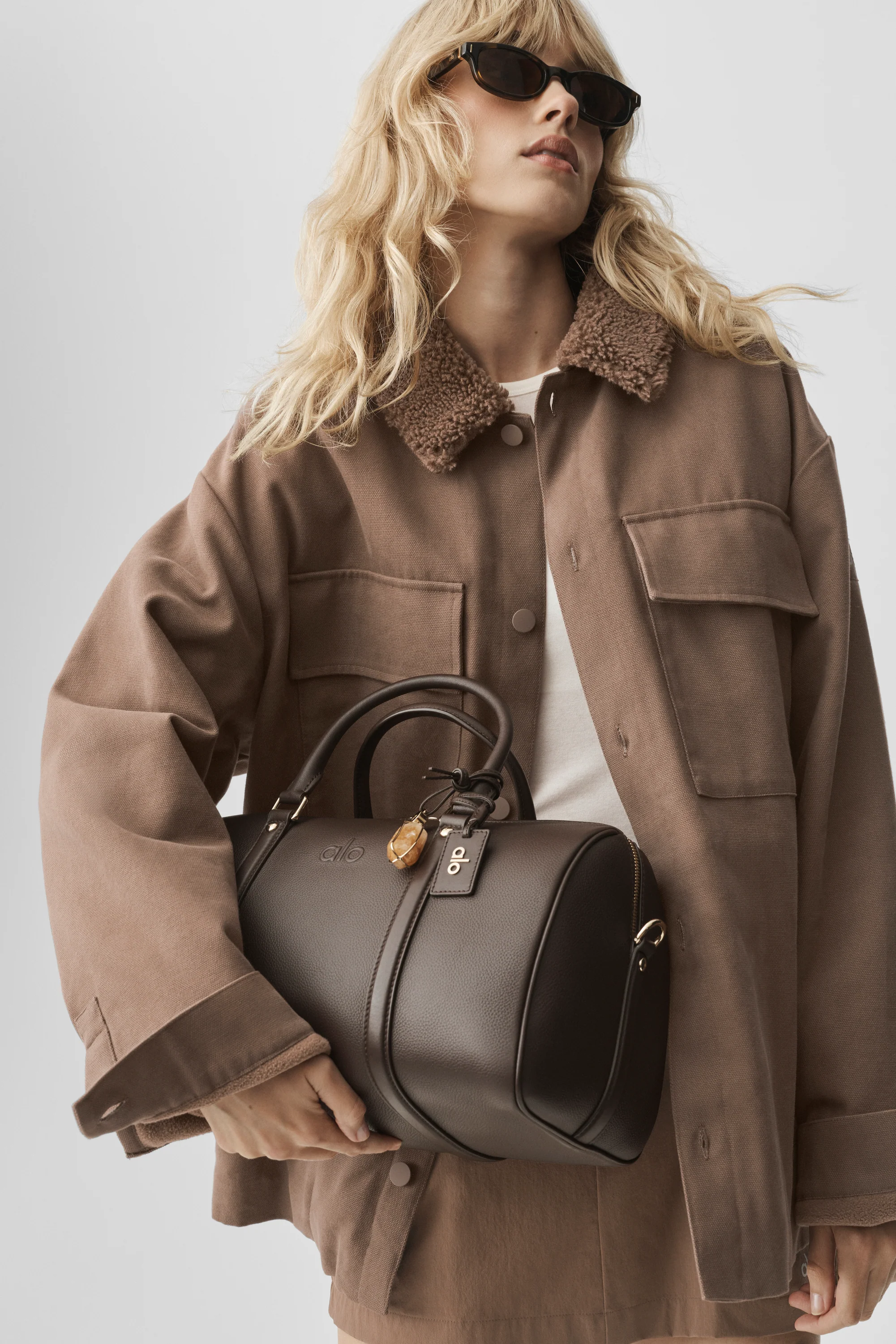 Sobrecamisa utilitária em lona Castanho Java com gola Sherpa para mulher