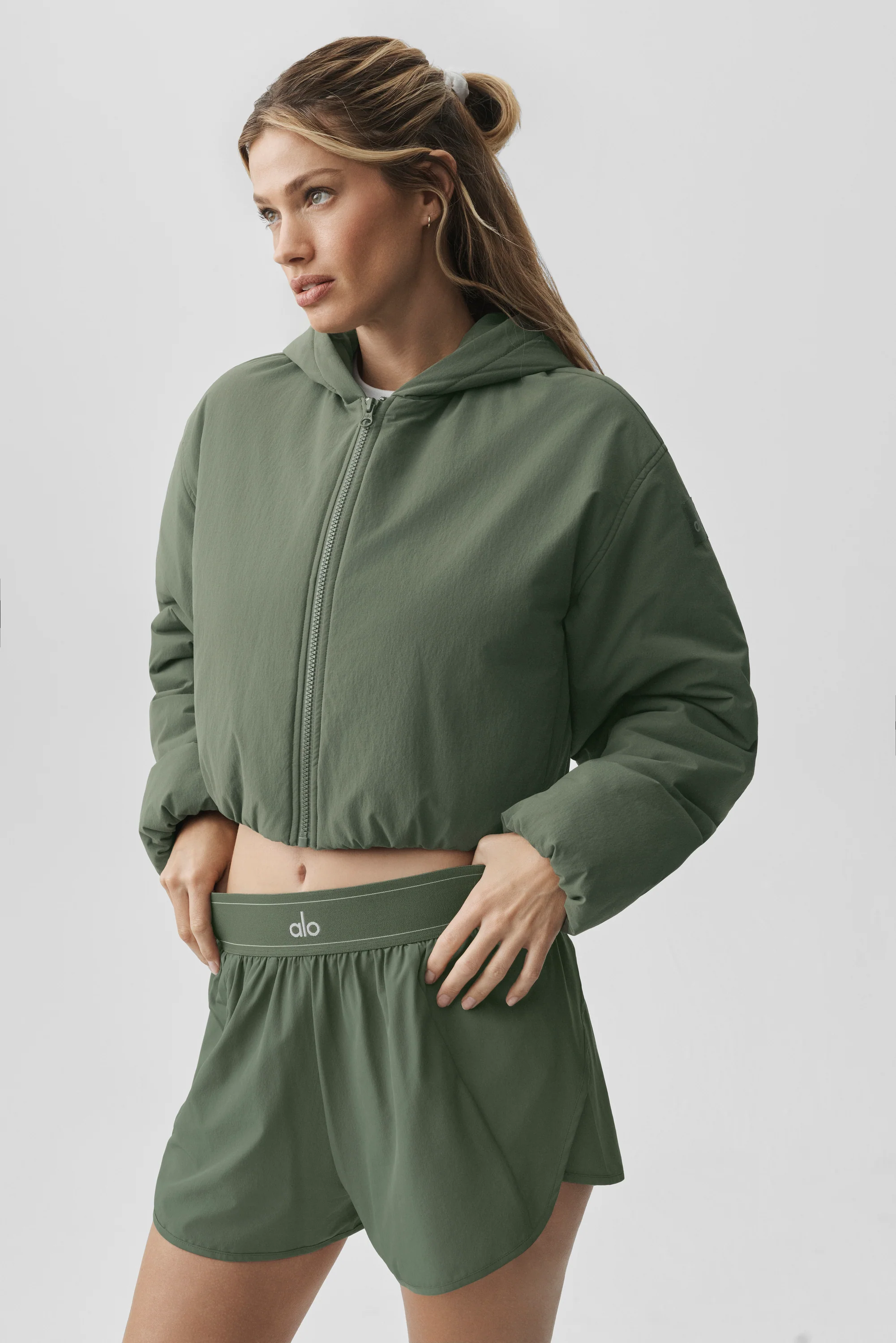 Kapuzenjacke „Cropped Mountain Peak Full-Zip“ in Bamboo Green