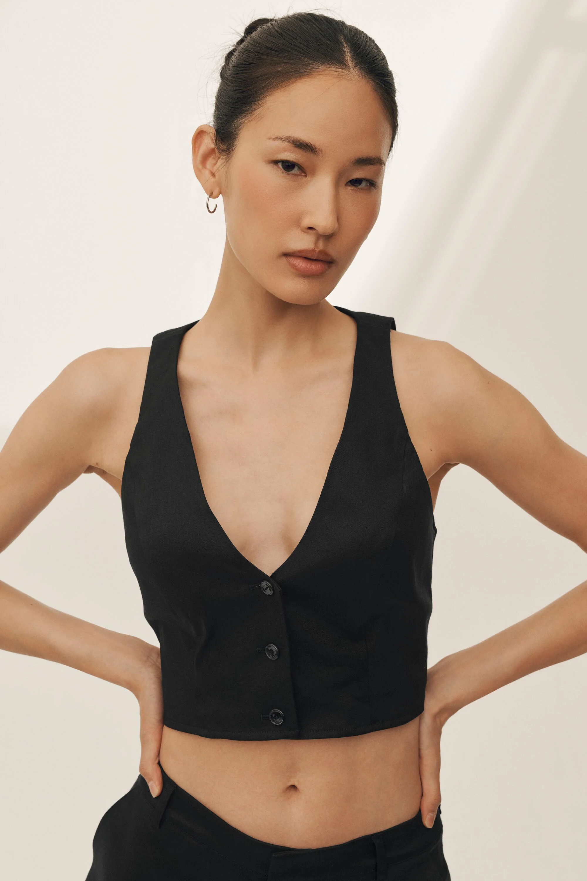Linen Blend Riviera Vest in zwart met diepe V-hals