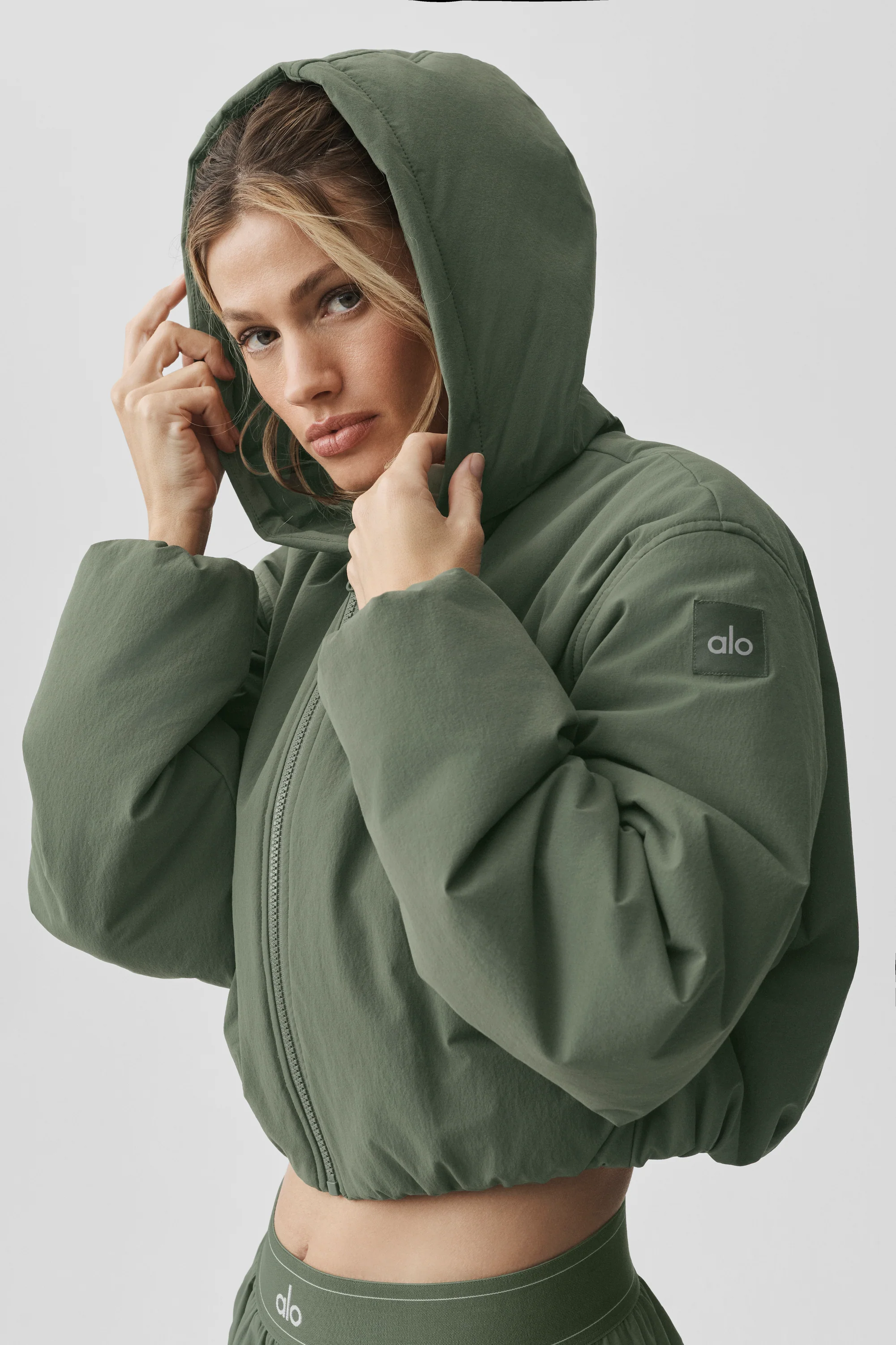 Kapuzenjacke „Cropped Mountain Peak Full-Zip“ in Bamboo Green