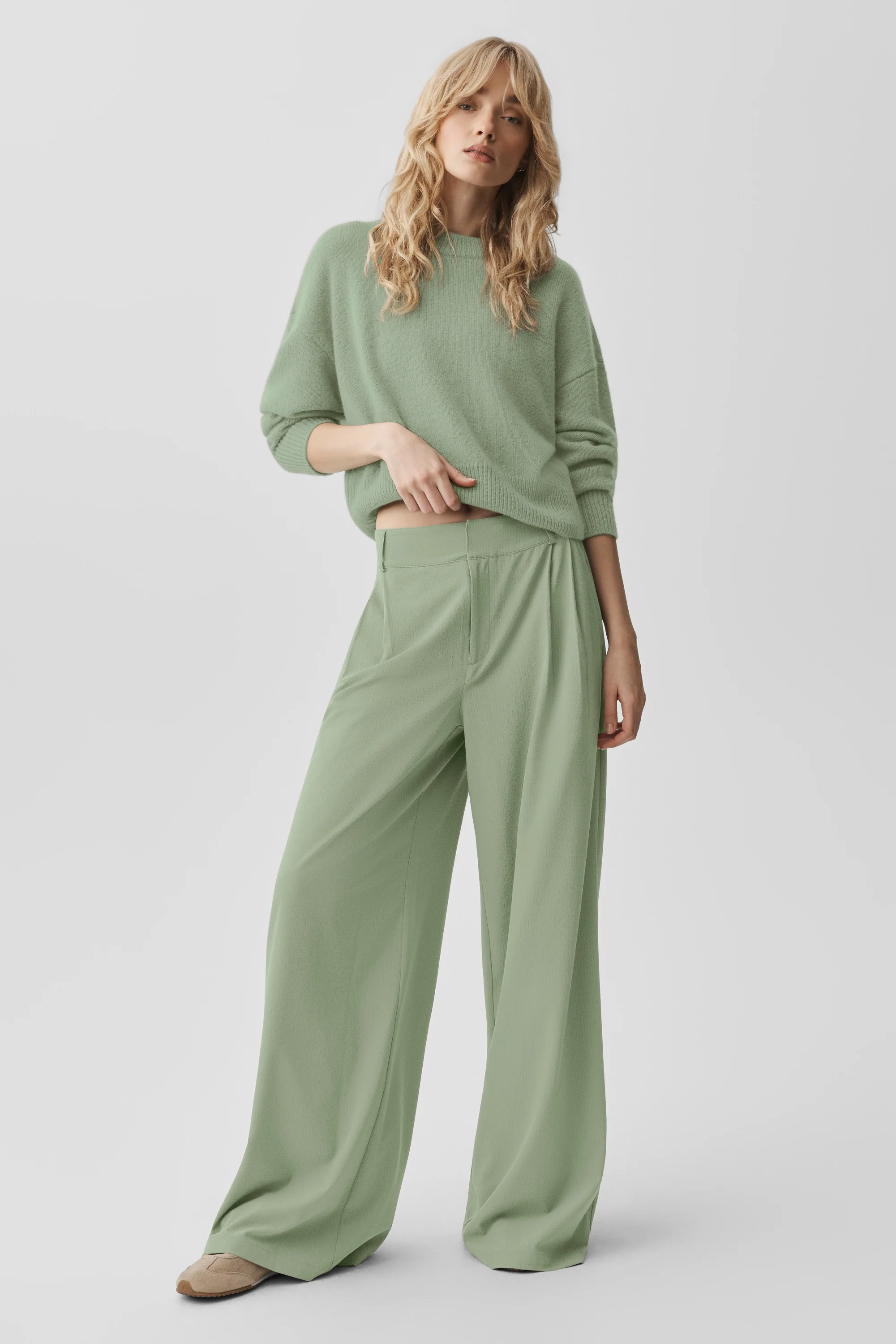 Wool Cashmere Cropped New Class Crewneck Sweater in Dune Grass