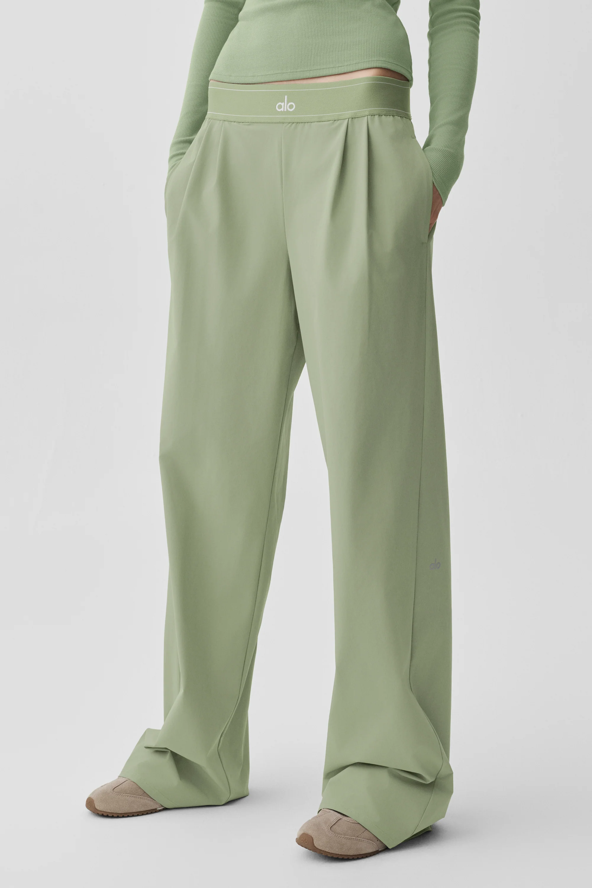 Suit Up Trouser Long in Dune Grass mit entspanntem, tailliertem Schnitt