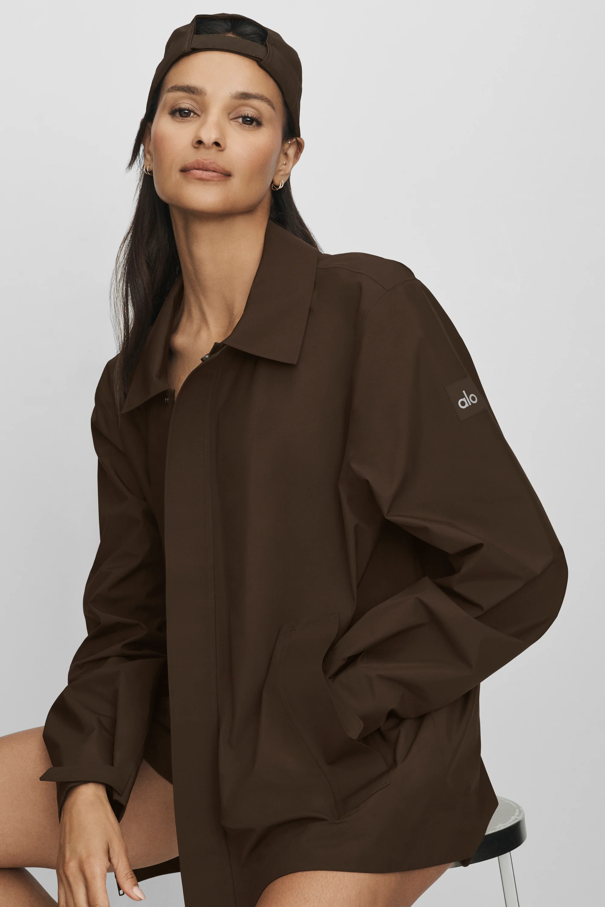 Sobrecamisa Alpha Shell em Espresso, uma camada feminina resistente à água
