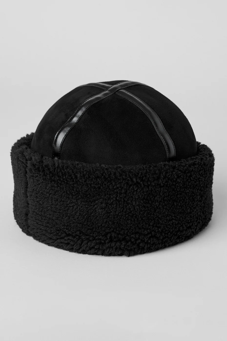 Winterfun Zhivago Mütze in Schwarz mit Sherpa-Schirm und -Futter