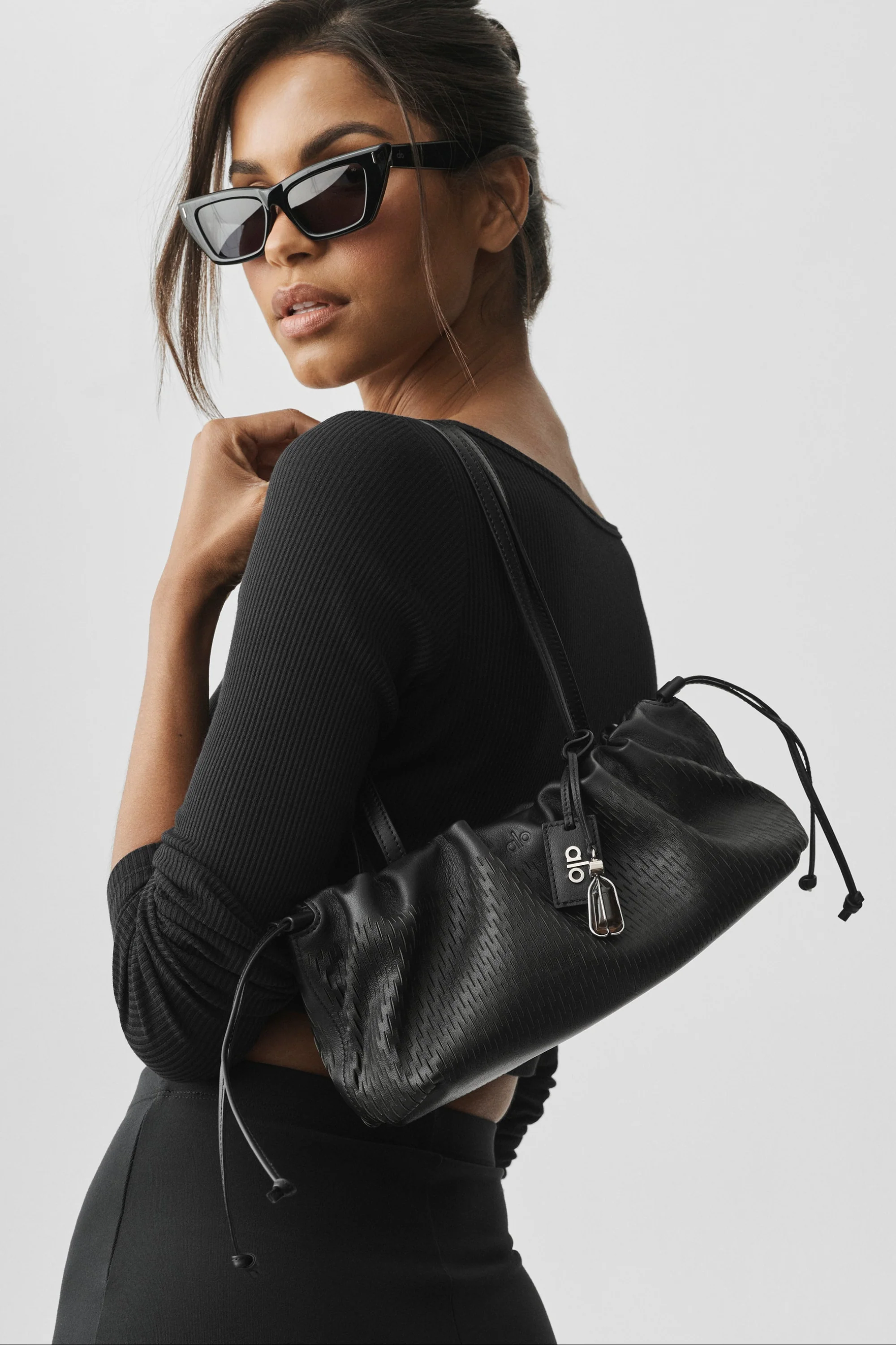 ALO Leather Mesh Mini Unwind Cinch Bag in Schwarz