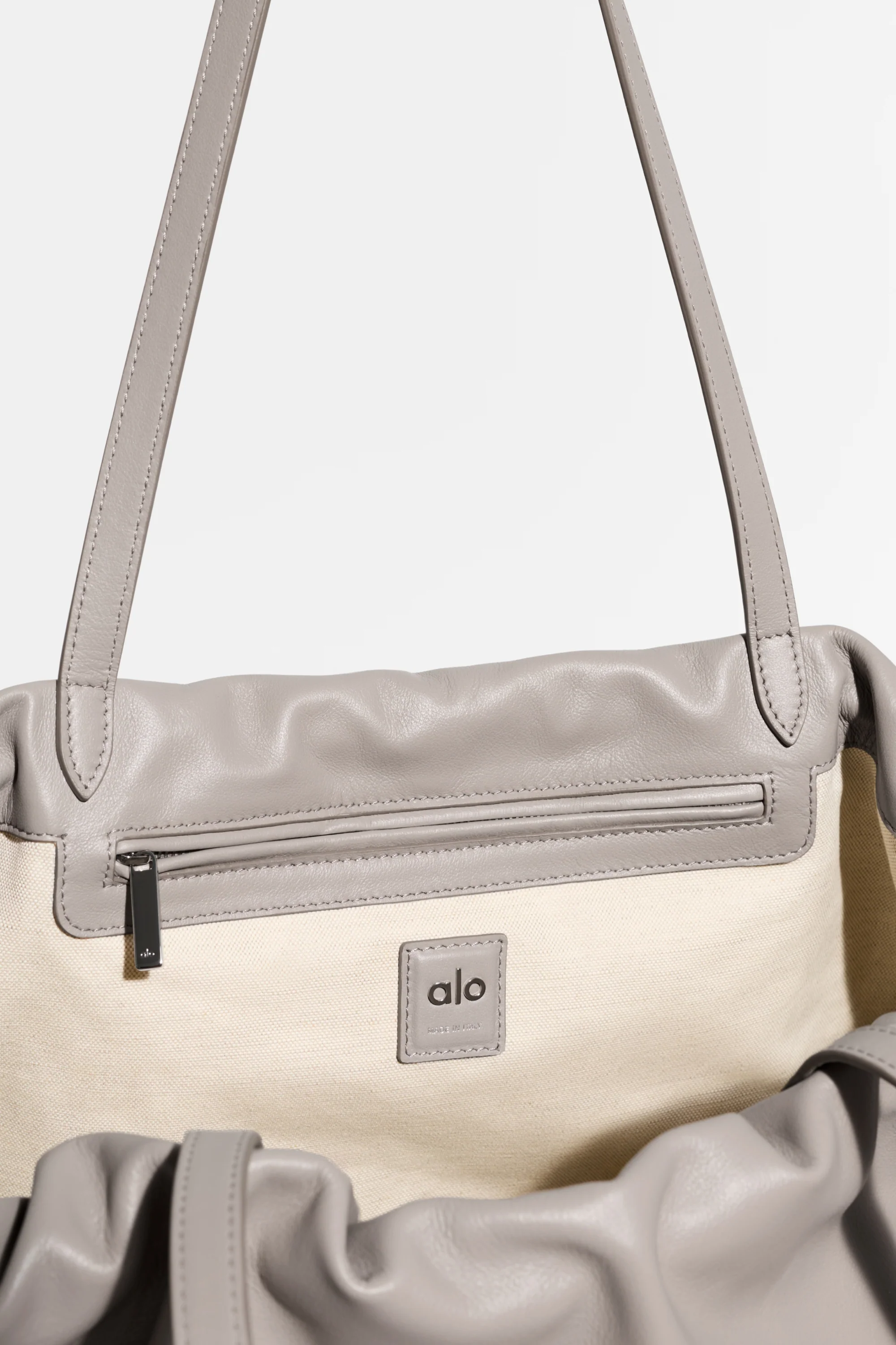 Bolso Unwind Cinch ALO en piel Warm Gravel con cierre de cordón