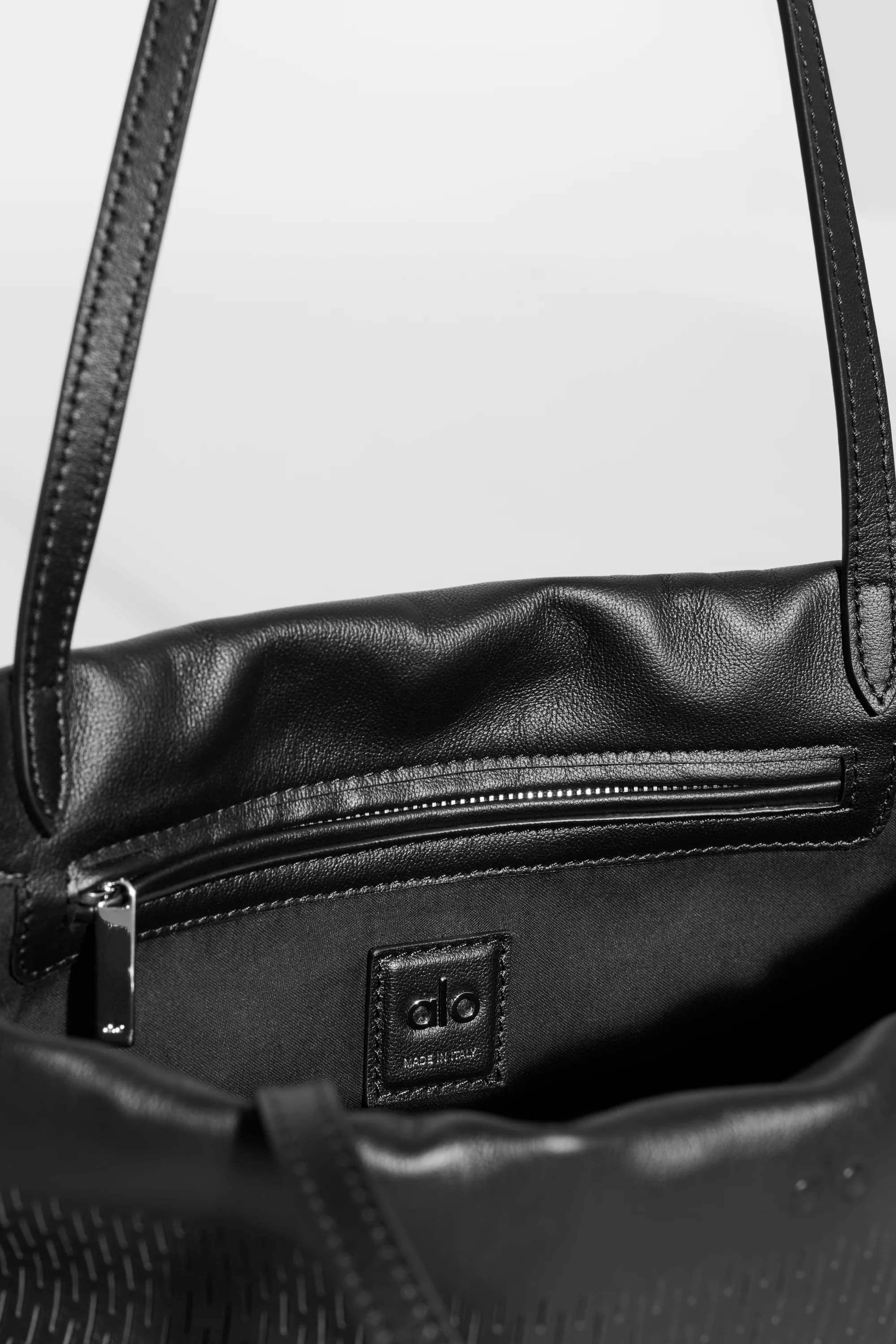 ALO Leather Mesh Mini Unwind Cinch Bag in Schwarz