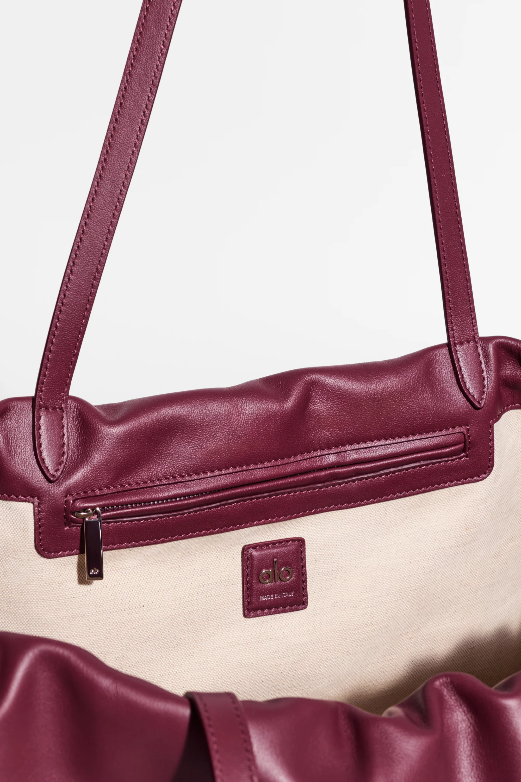 ALO Unwind Beuteltasche aus Bordeaux-Leder mit Kordelzug