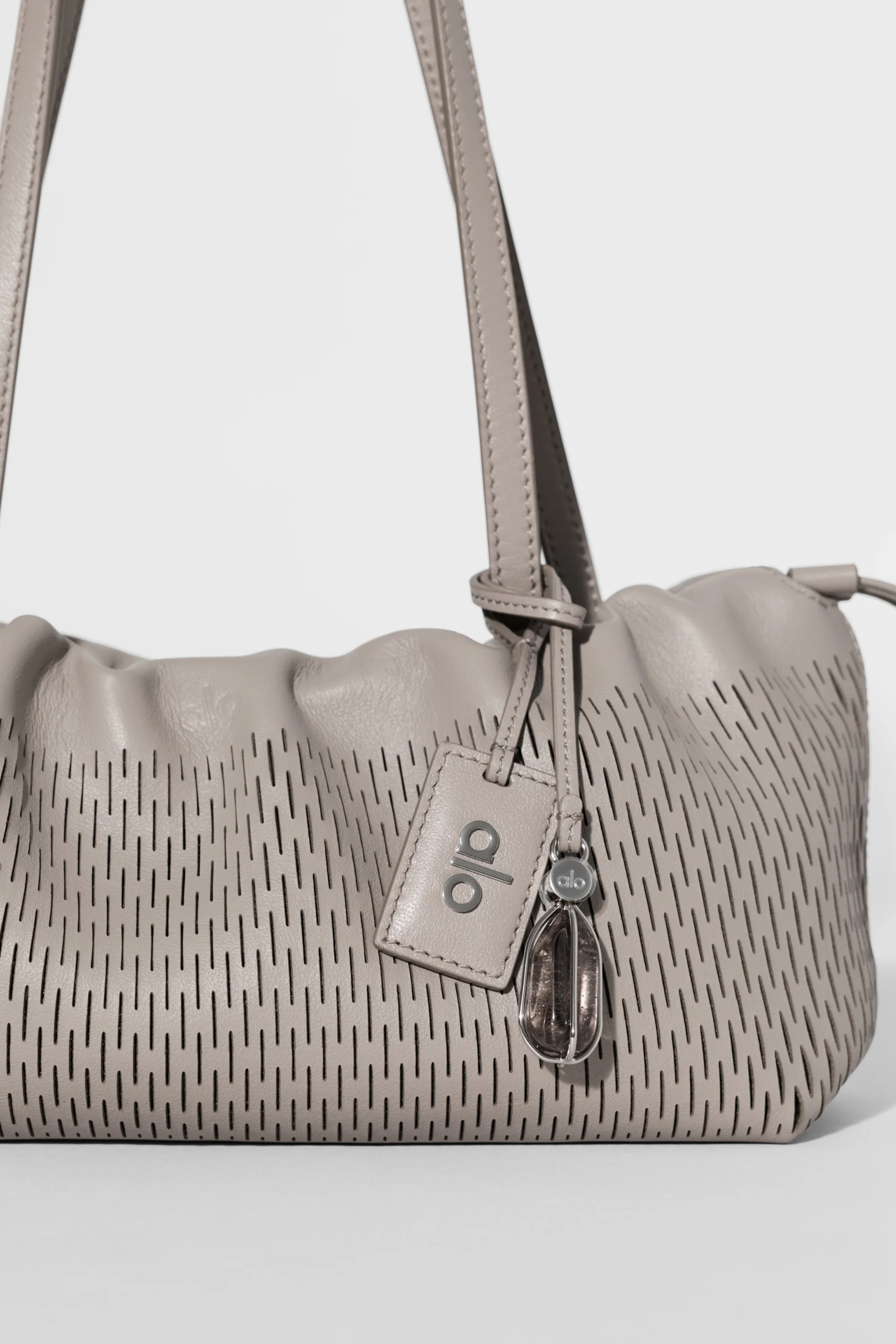 ALO Leather Mesh Mini Unwind Cinch Bag w kolorze Warm Gravel