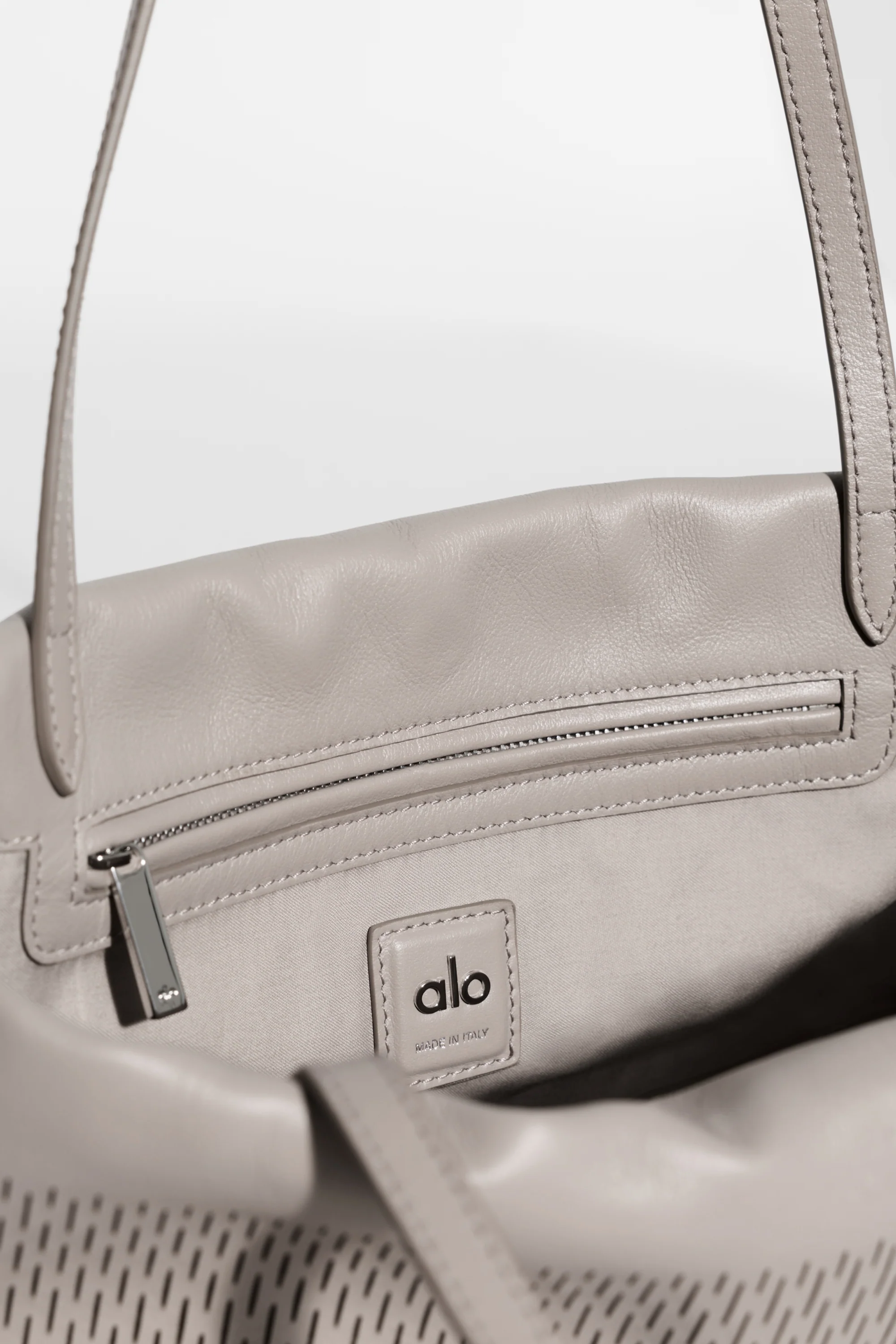 ALO Leather Mesh Mini Unwind Cinch Bag w kolorze Warm Gravel