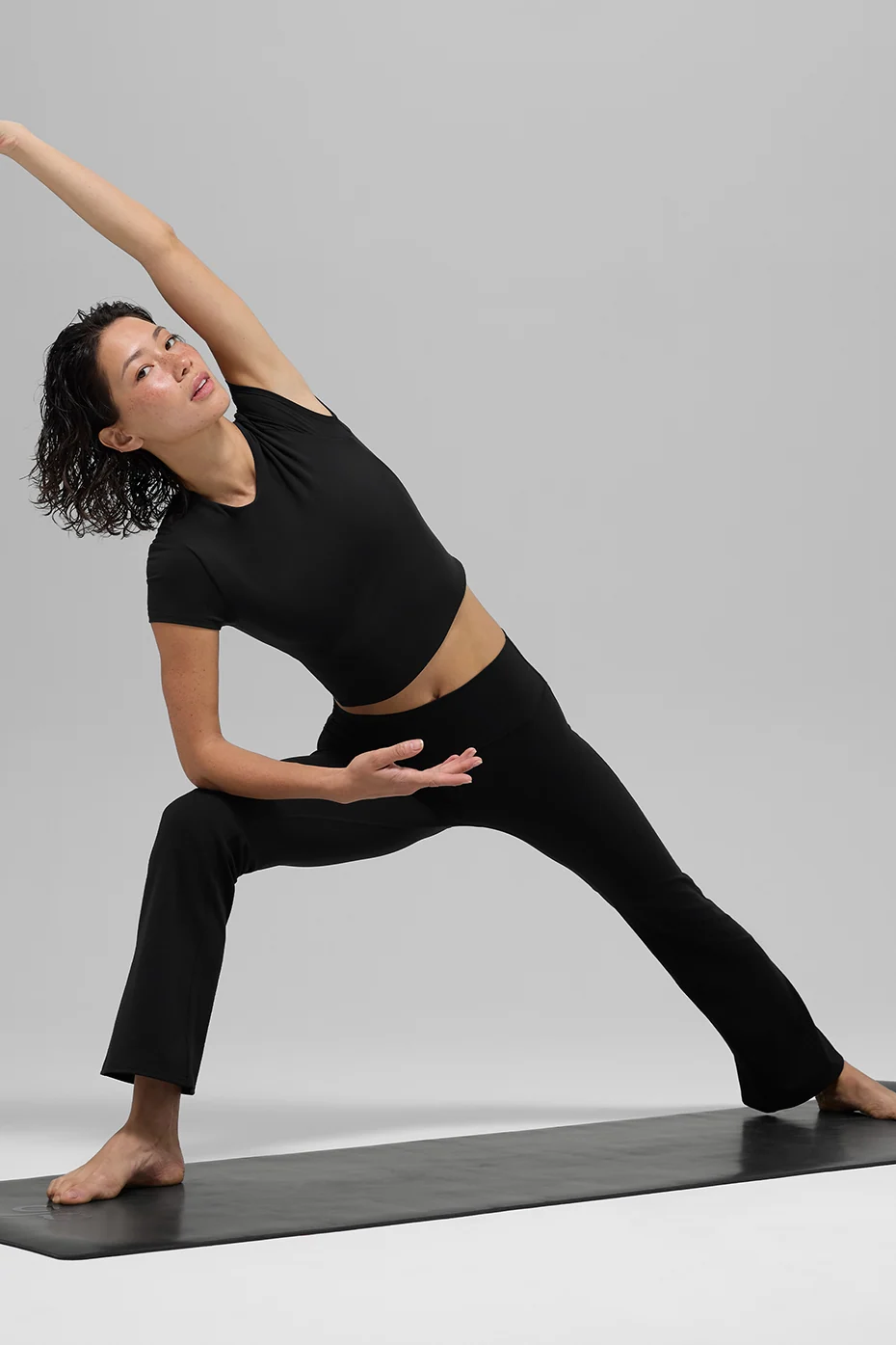 ALO Softsculpt High-Waist 7/8 Bootcut Legging in Black