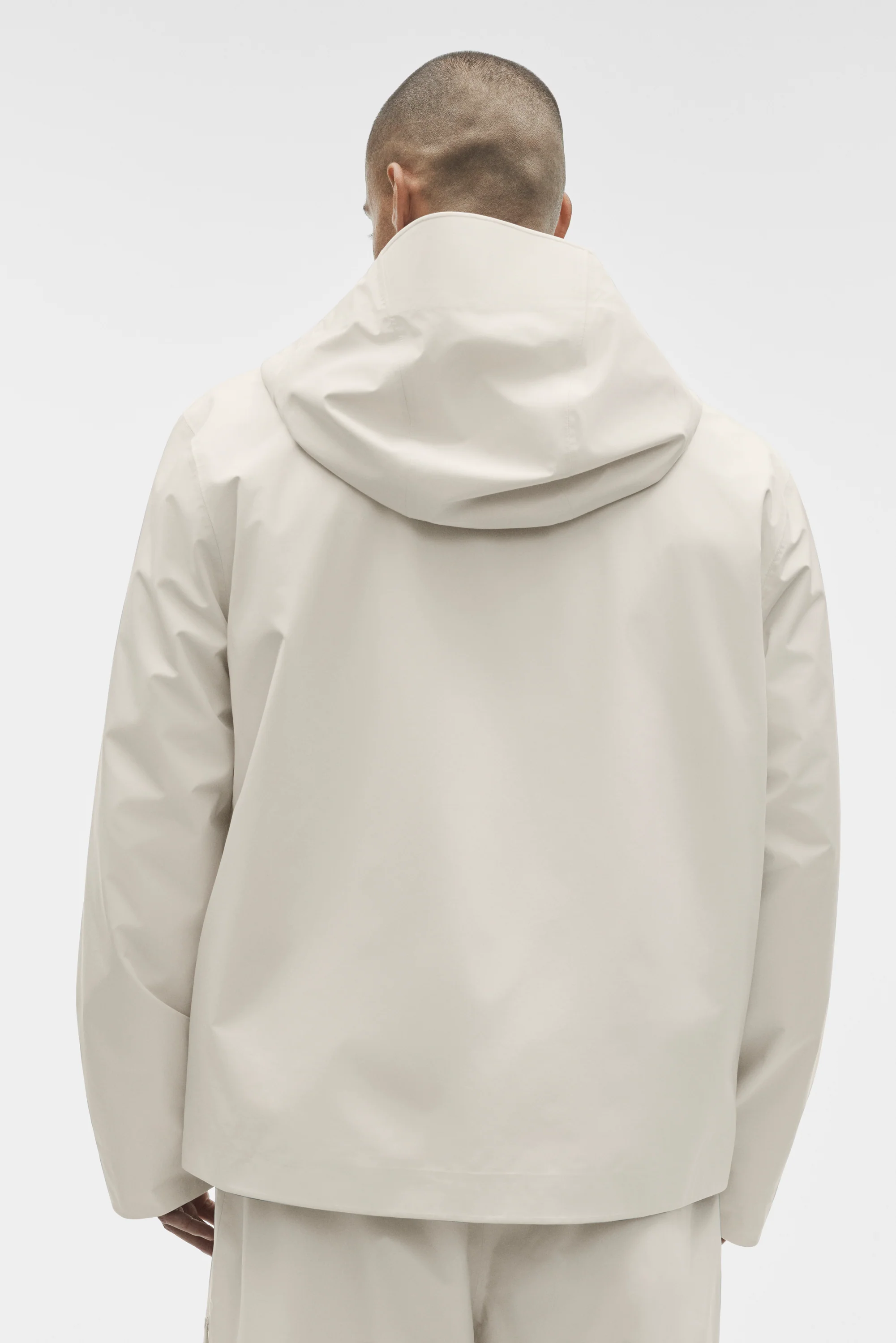 Casaco Alpha Shell em tom Bone com tecido resistente à água e costuras seladas