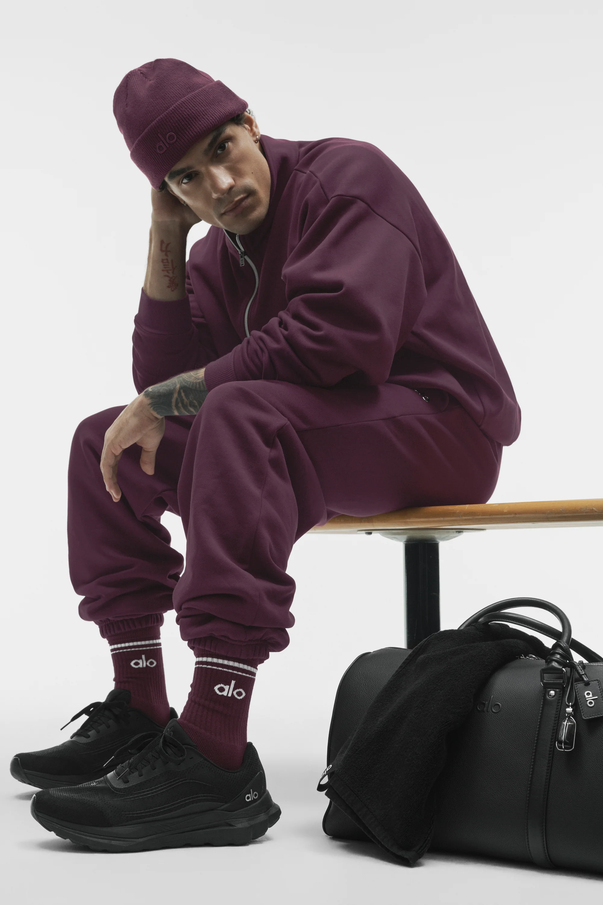 Gerippte Notable-Beanie in sattem Bordeaux mit ALO-Logo