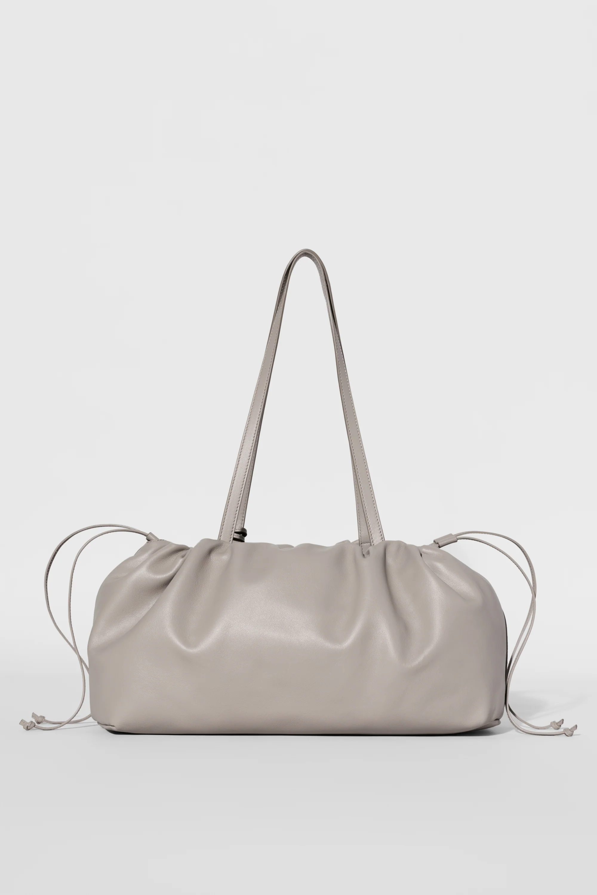 Bolso Unwind Cinch ALO en piel Warm Gravel con cierre de cordón