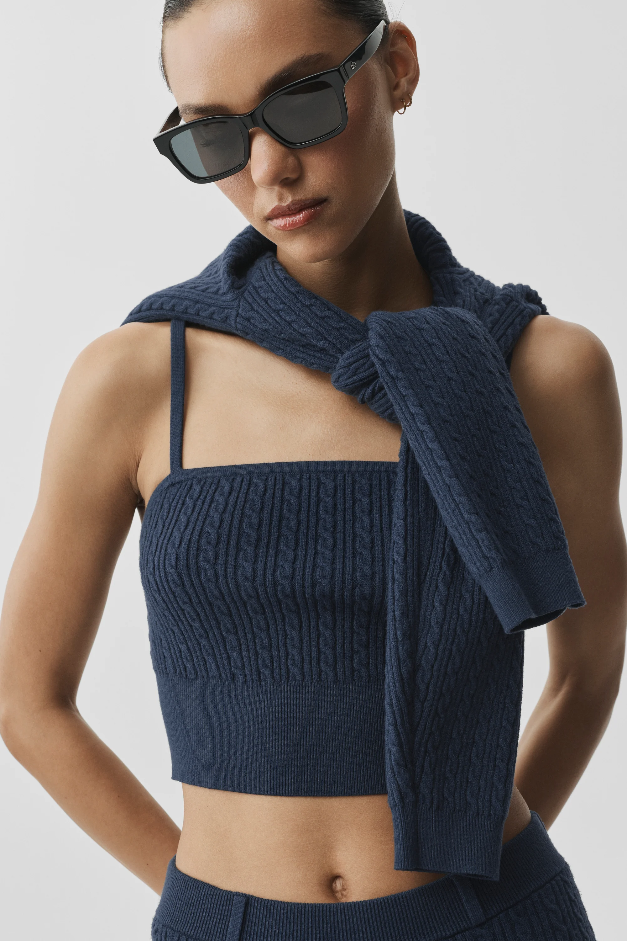 Top a maglia mini con trecce blu navy, crop in maglia grossa a trecce