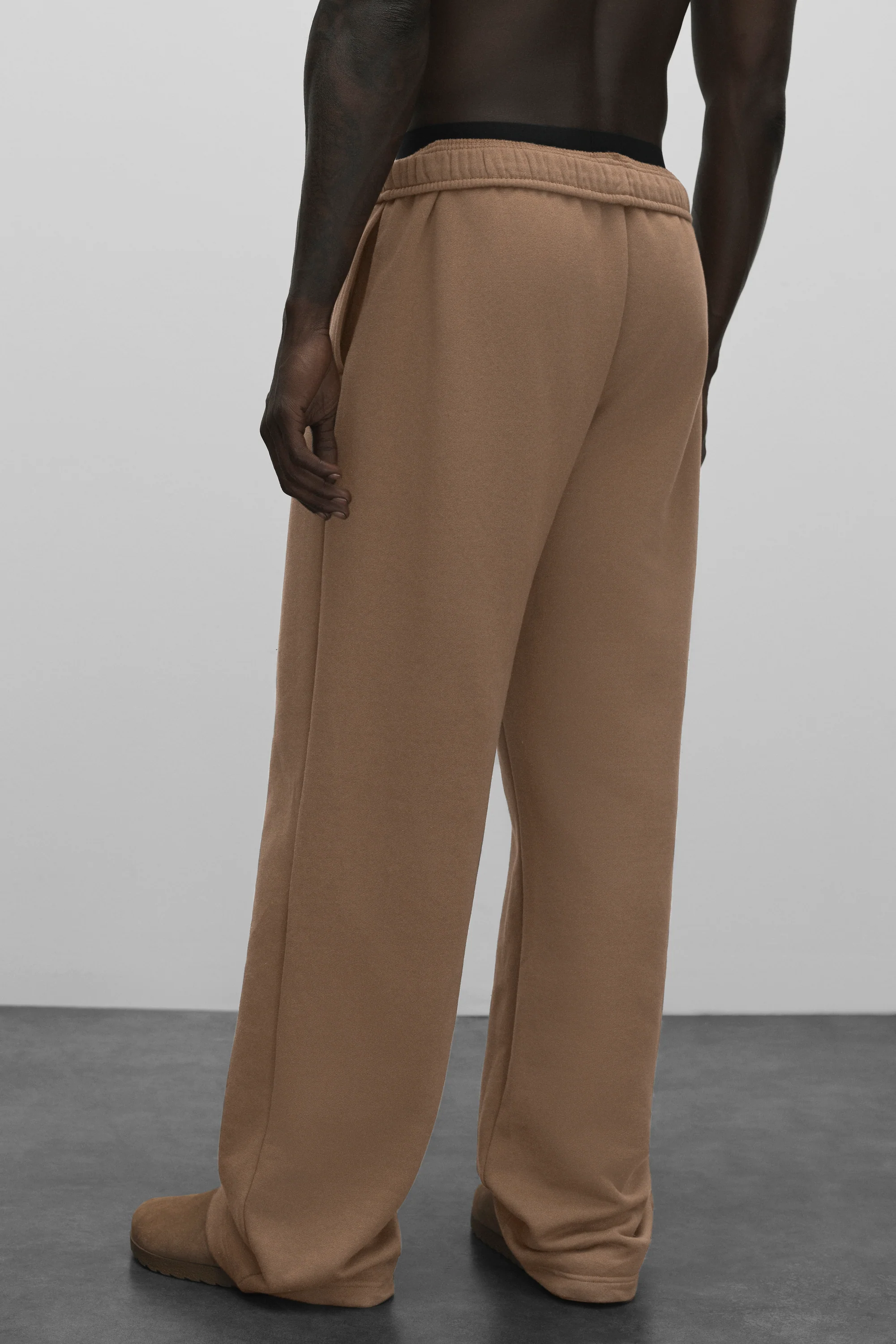 Accolade Straight Leg Sweatpant in Java Brown