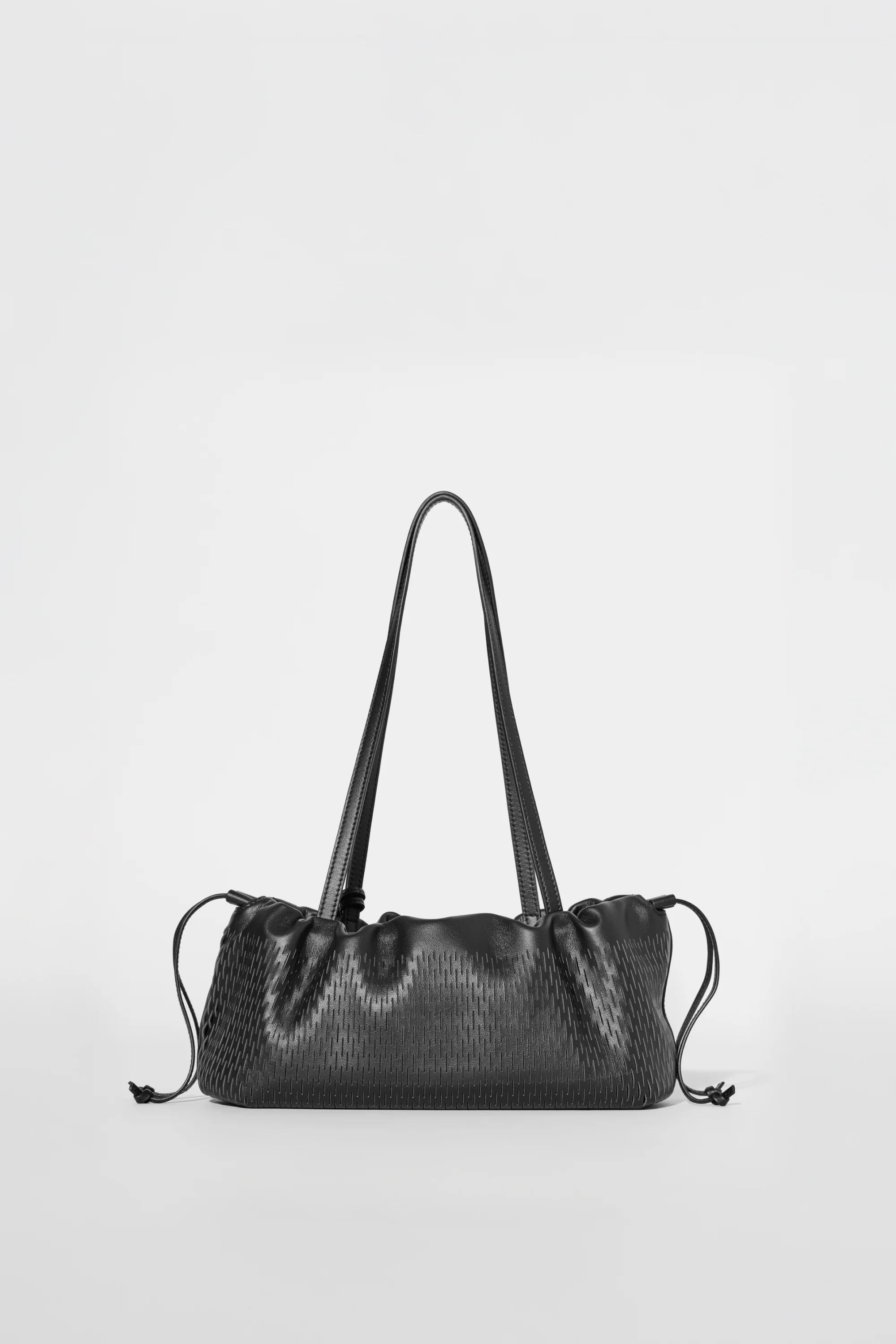ALO Leather Mesh Mini Unwind Cinch Bag in Schwarz