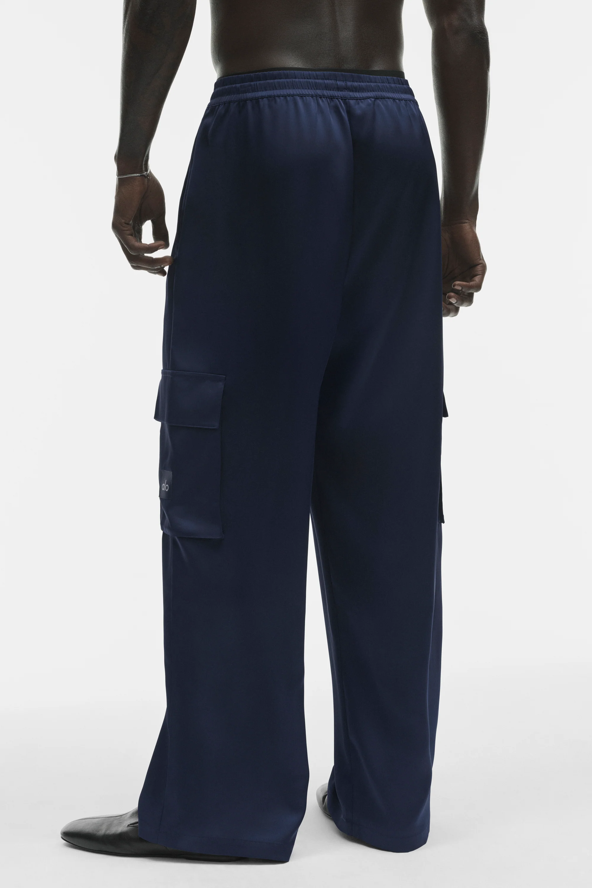 Satin Horizon Straight Leg Cargo-Hose in Navy-Satin
