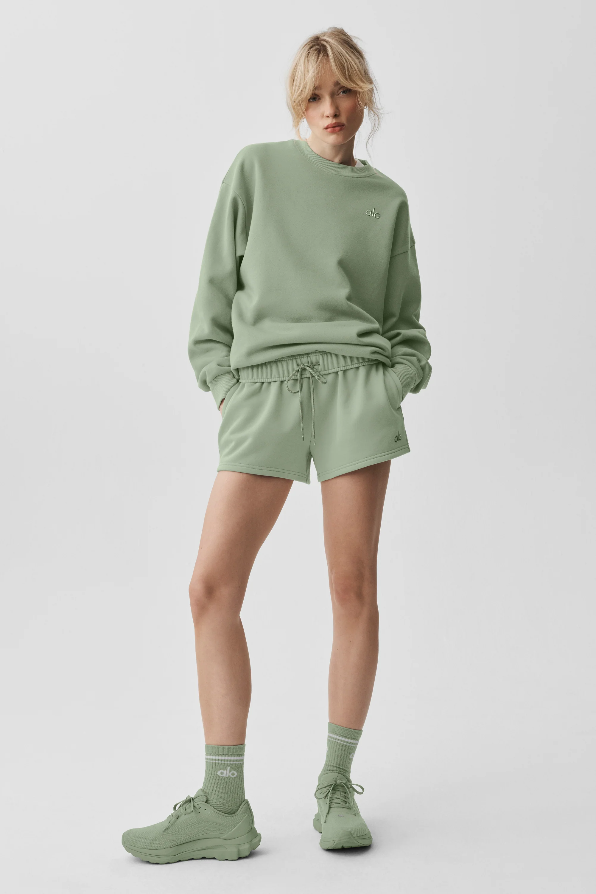 Accolade Crew Neck Pullover Sweatshirt in Dune Grass