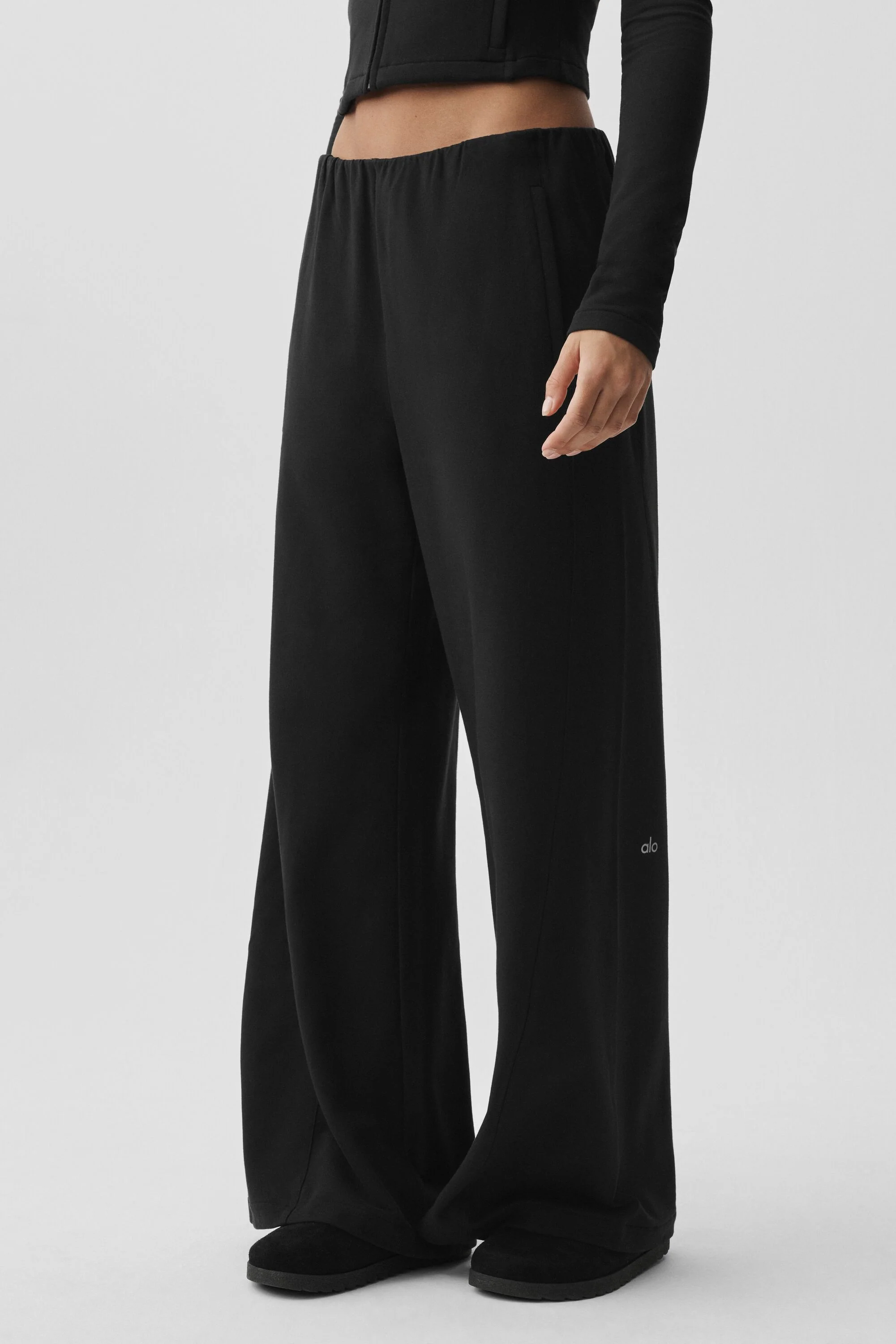 Sway Mid-Rise On The Go Pant in zwart met ritszakken