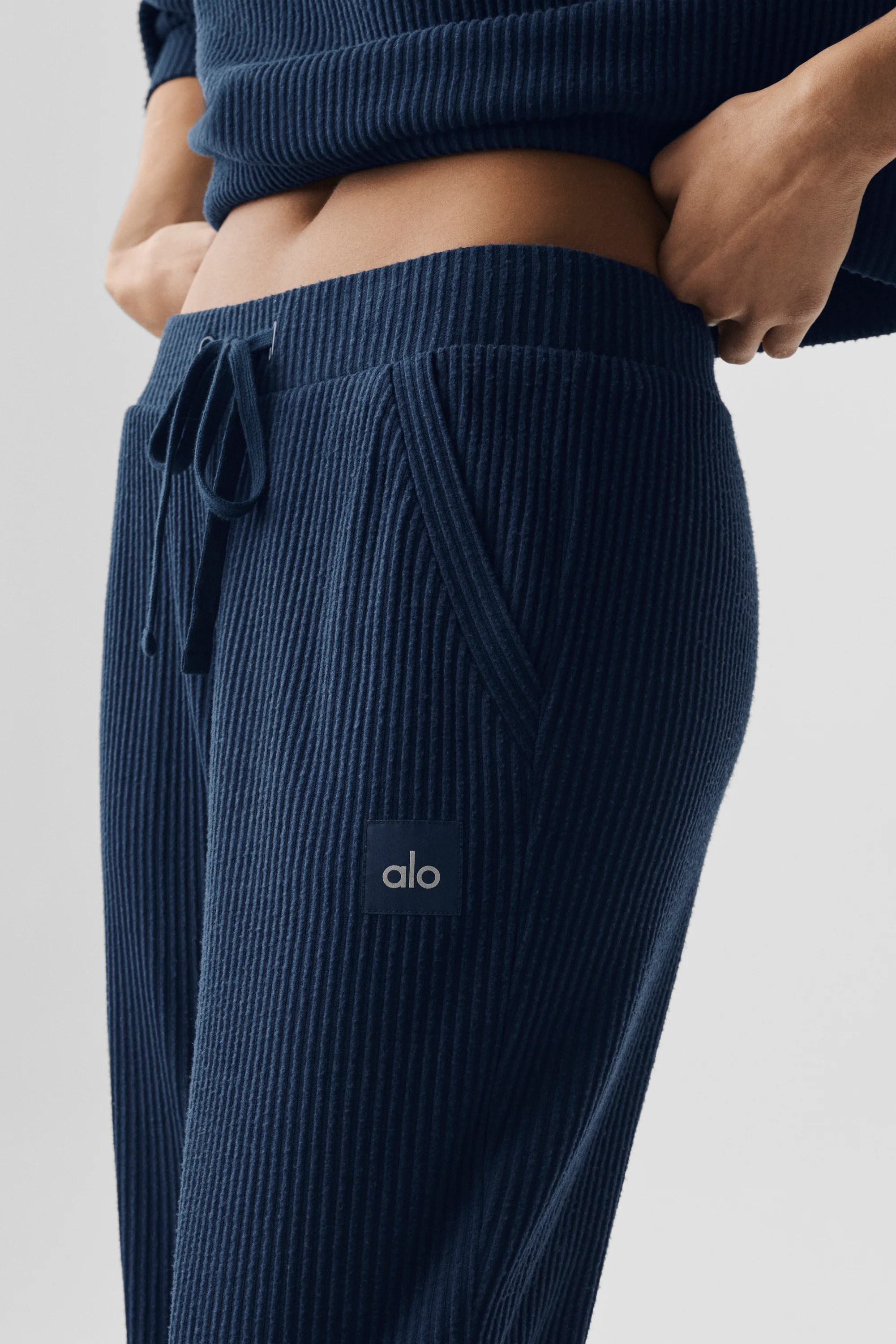 Muse-sweatpants i marinblå, mjuk vidribbad jogger
