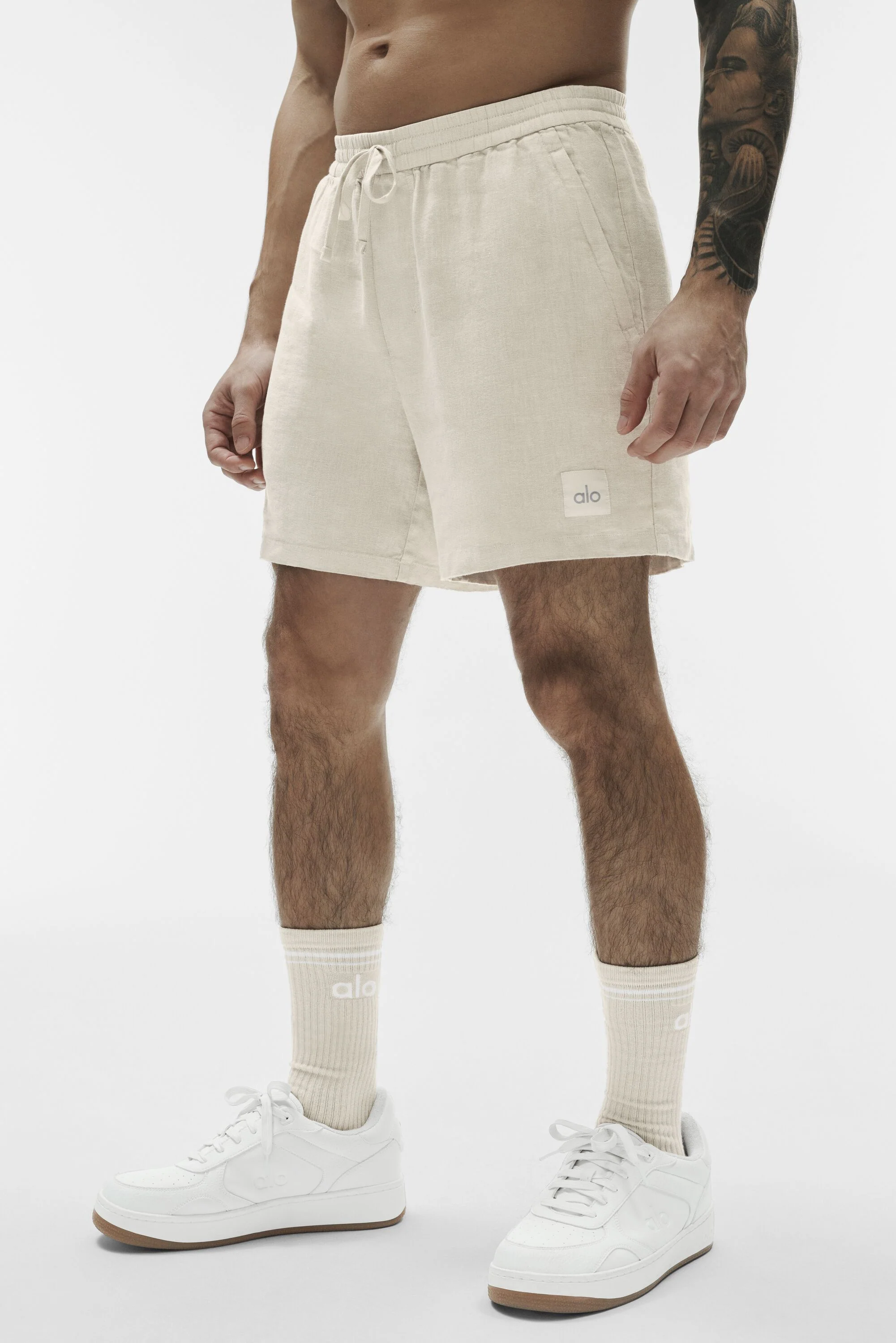 Alo Yoga 7" Linen Days Short i Bone för män
