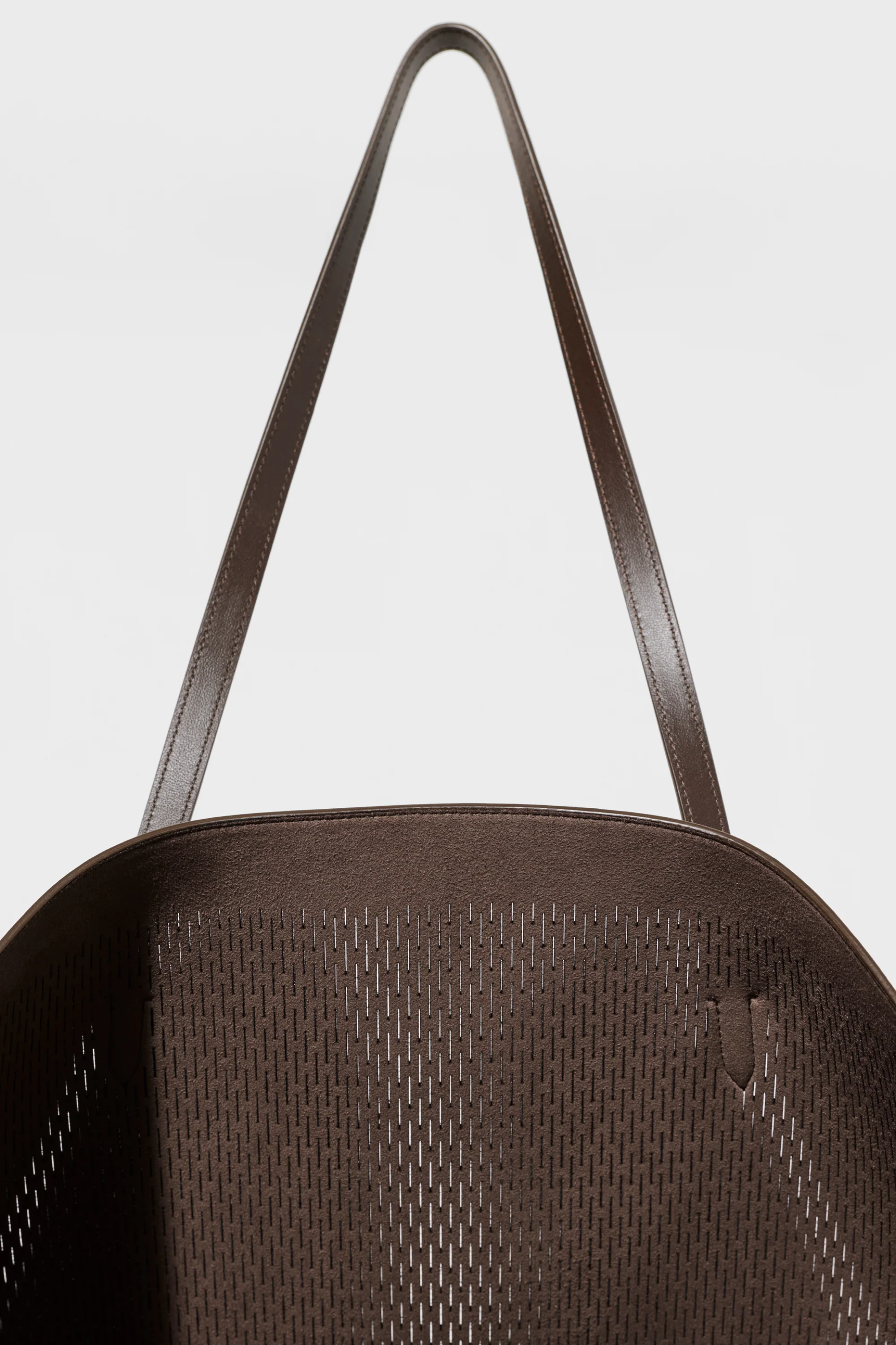 ALO Leather Mesh Tranquility Tote i Espresso med lasercut-detaljer