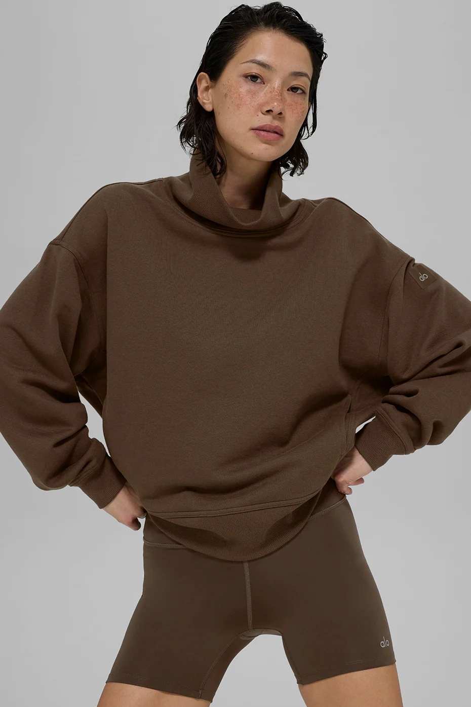 Hazy Mock Neck Pullover w kolorze Espresso, fason oversize