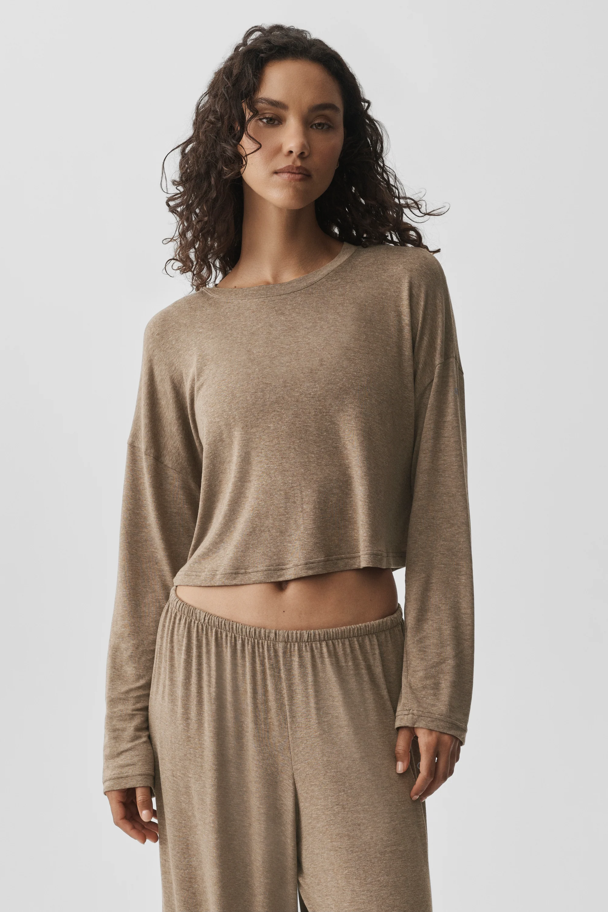 Semi-Sheer Oasis -laatikkomallinen pitkähihainen toppi, Java Brown Heather