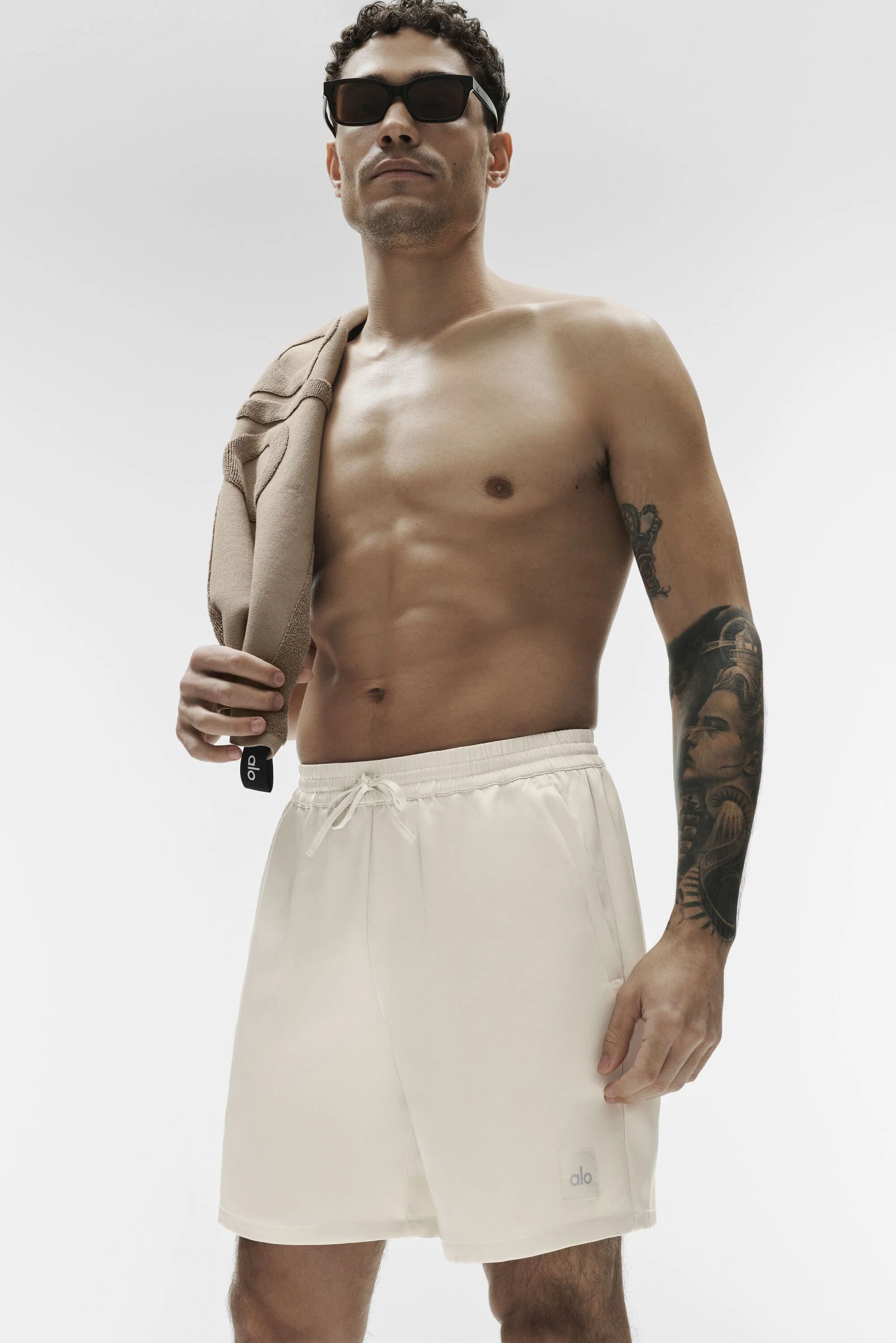 Satin Horizon short in bone, 7 inch lengte