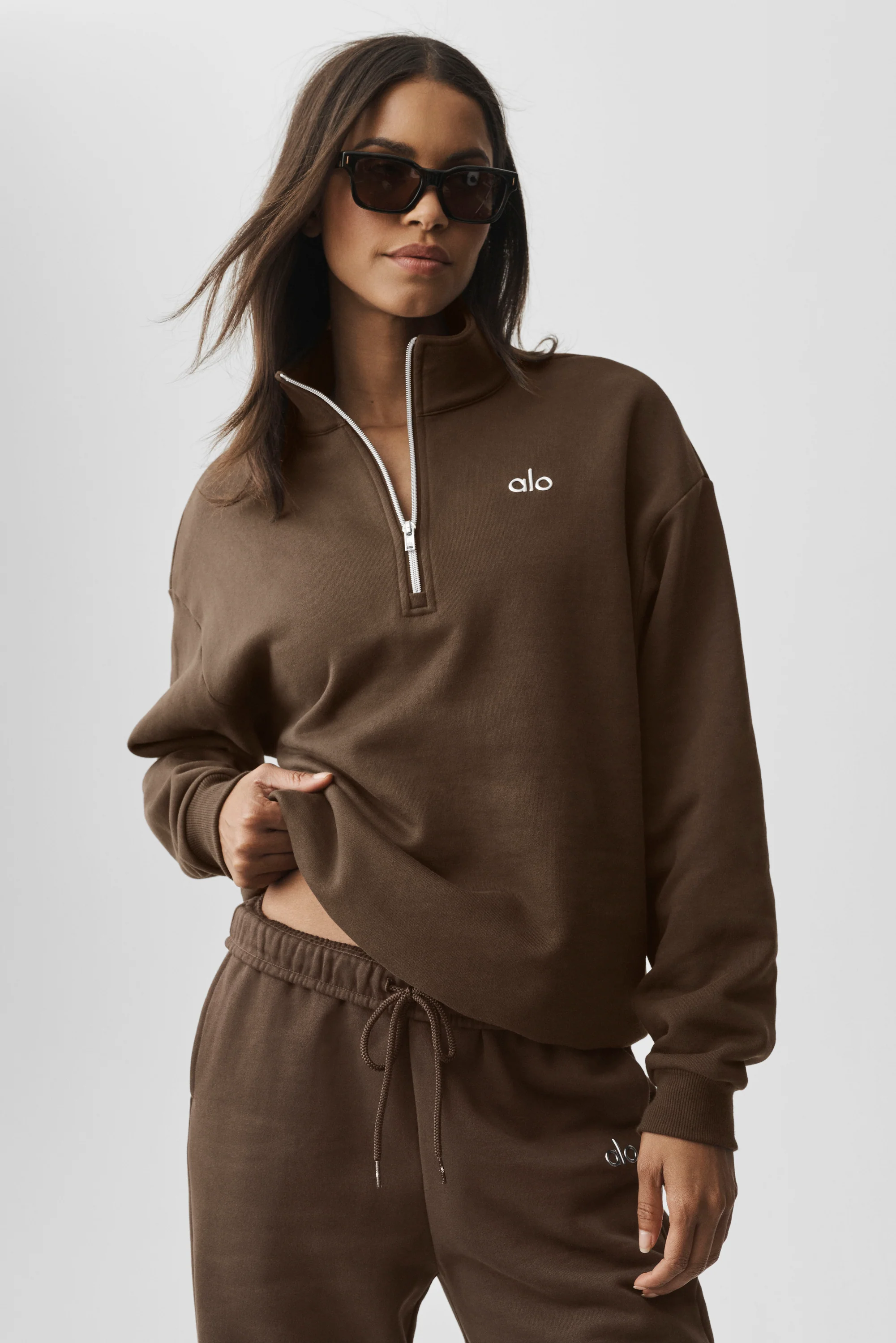 Sudadera Accolade con cremallera de 1/4 en Espresso – Top de descanso con cuello alto