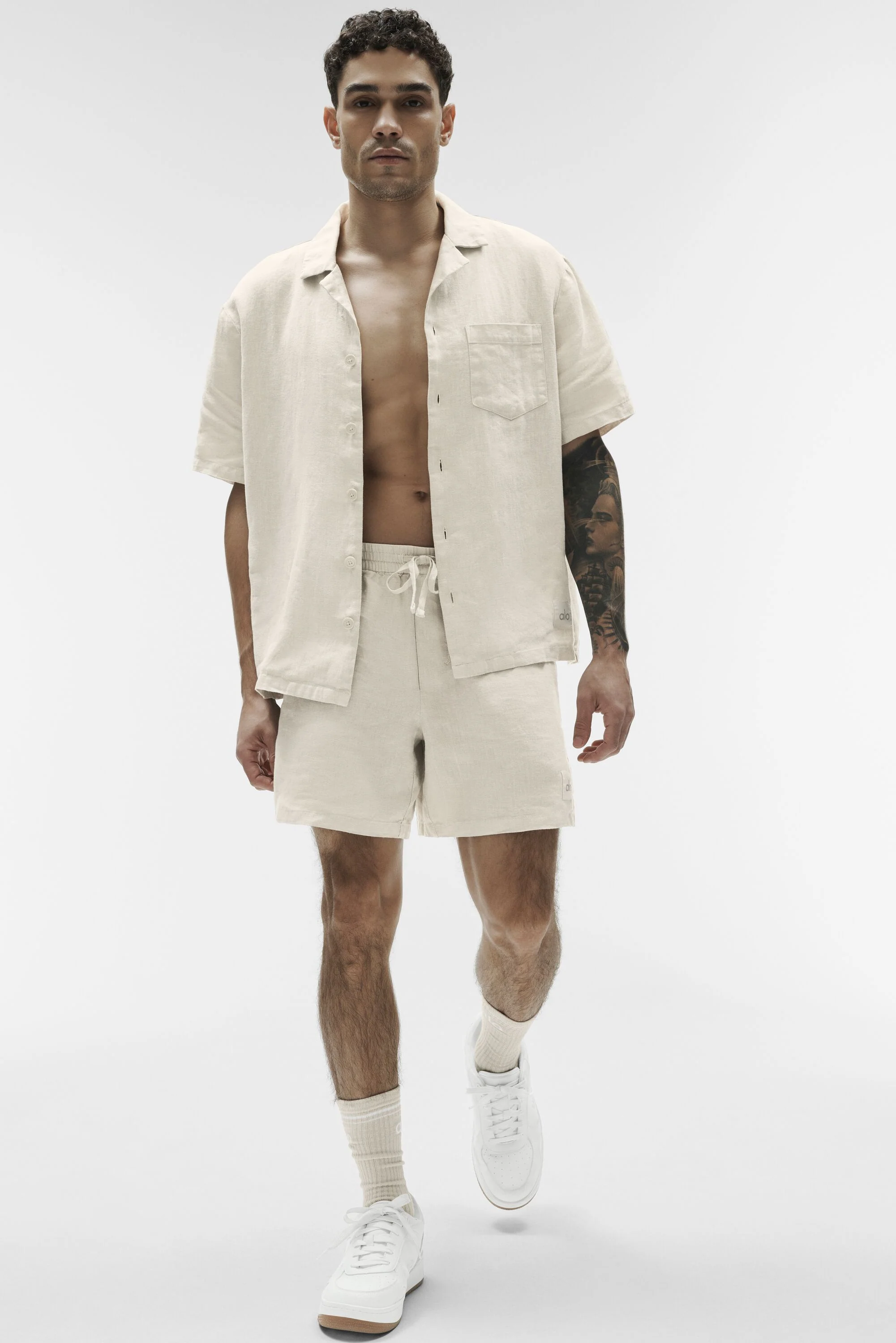 Alo Yoga 7" Linen Days short in bone voor heren
