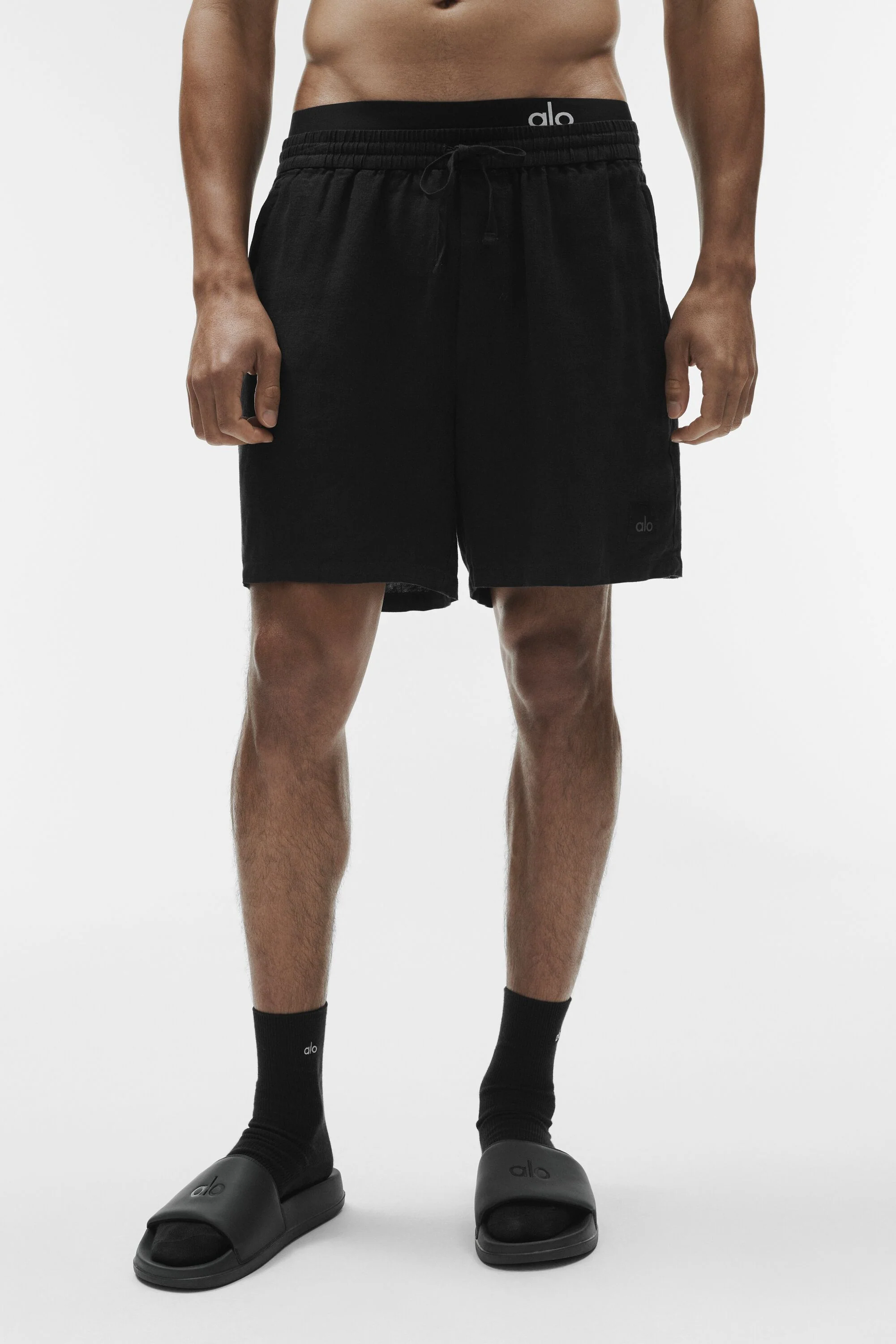 Alo Yoga 7" Linen Days Short i svart för män